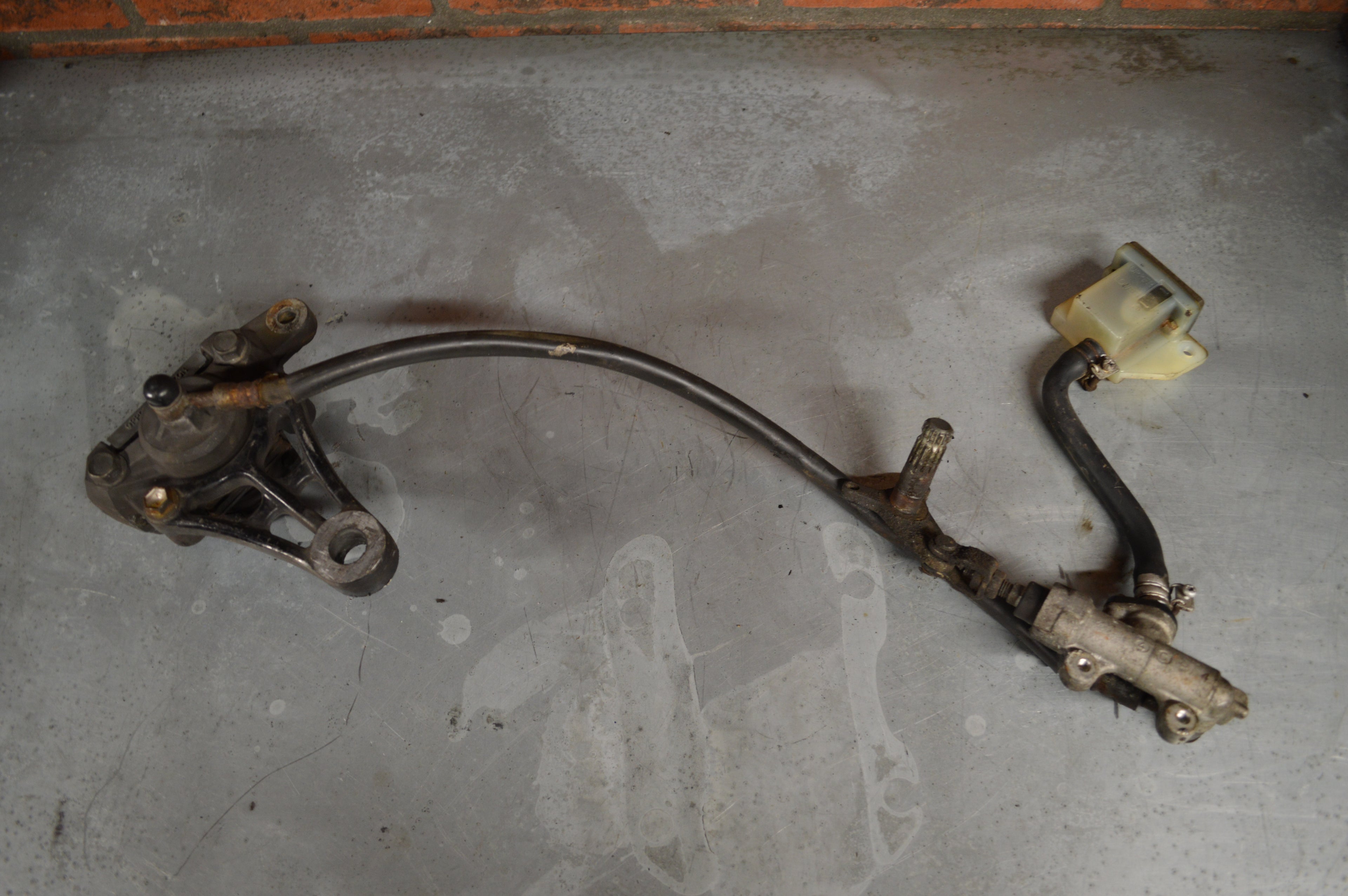 Suzuki GSX600F remsysteem achter