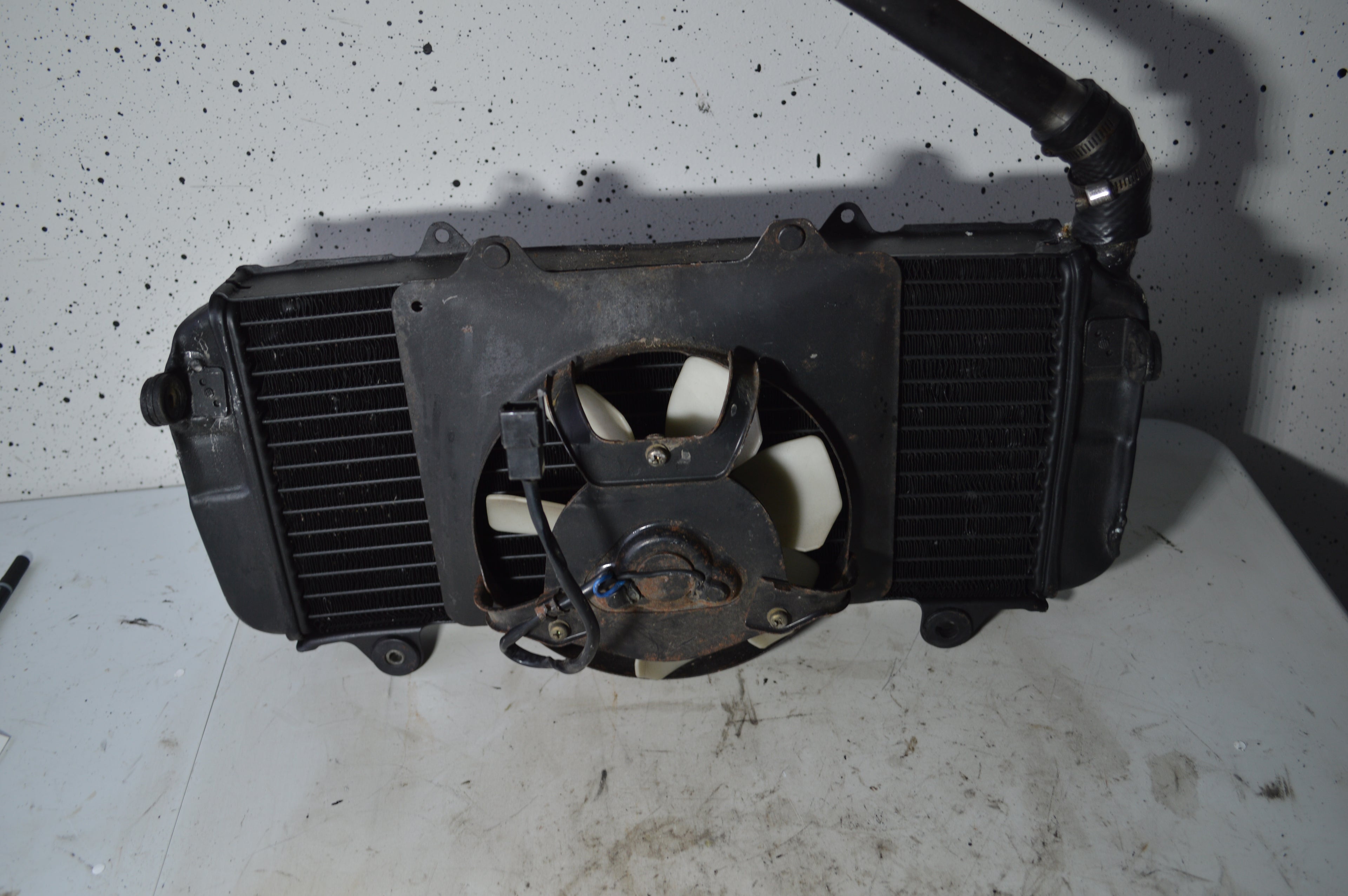 Yamaha FZR1000 radiator