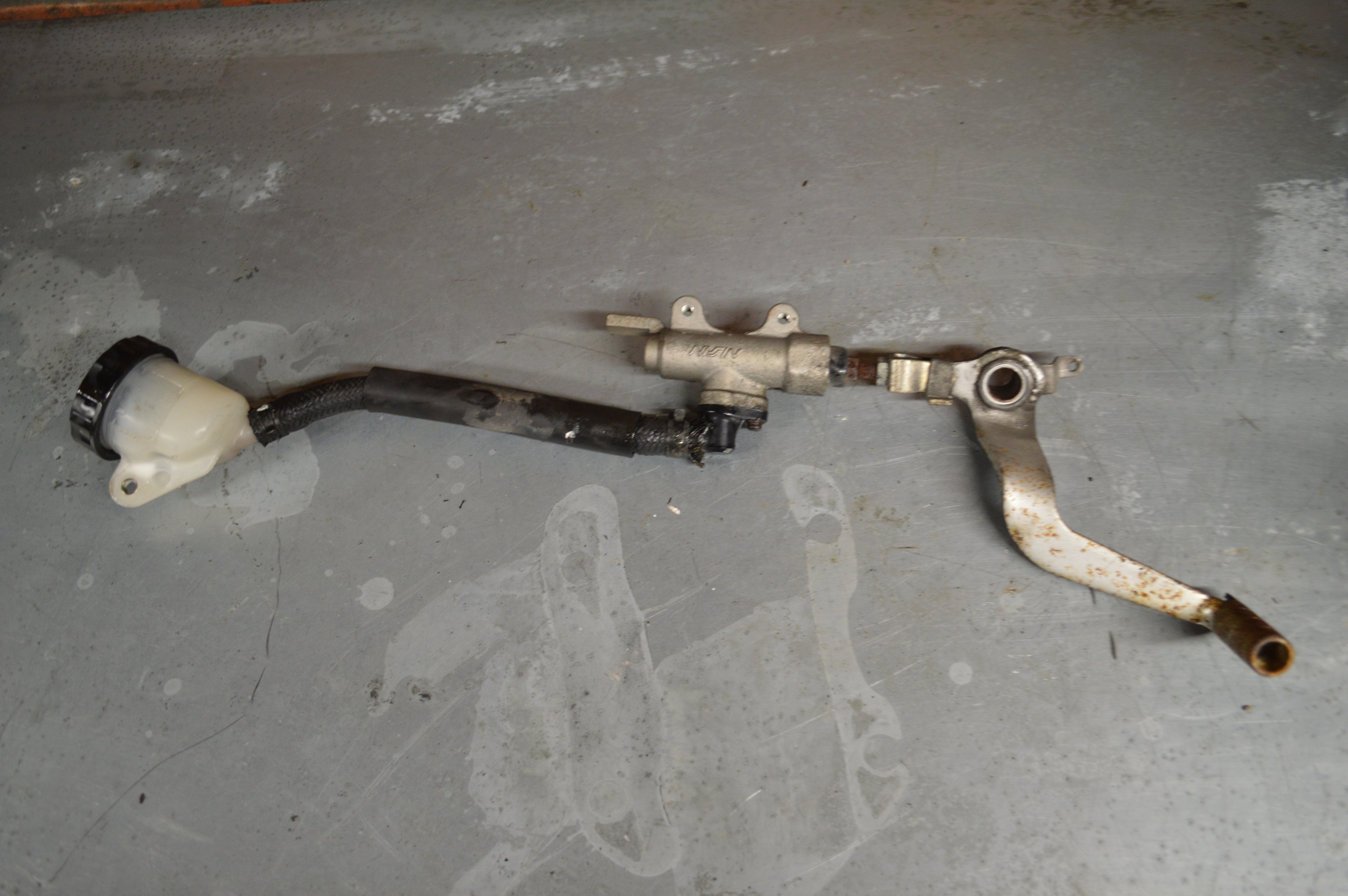 Honda CBR1000F rempomp achter