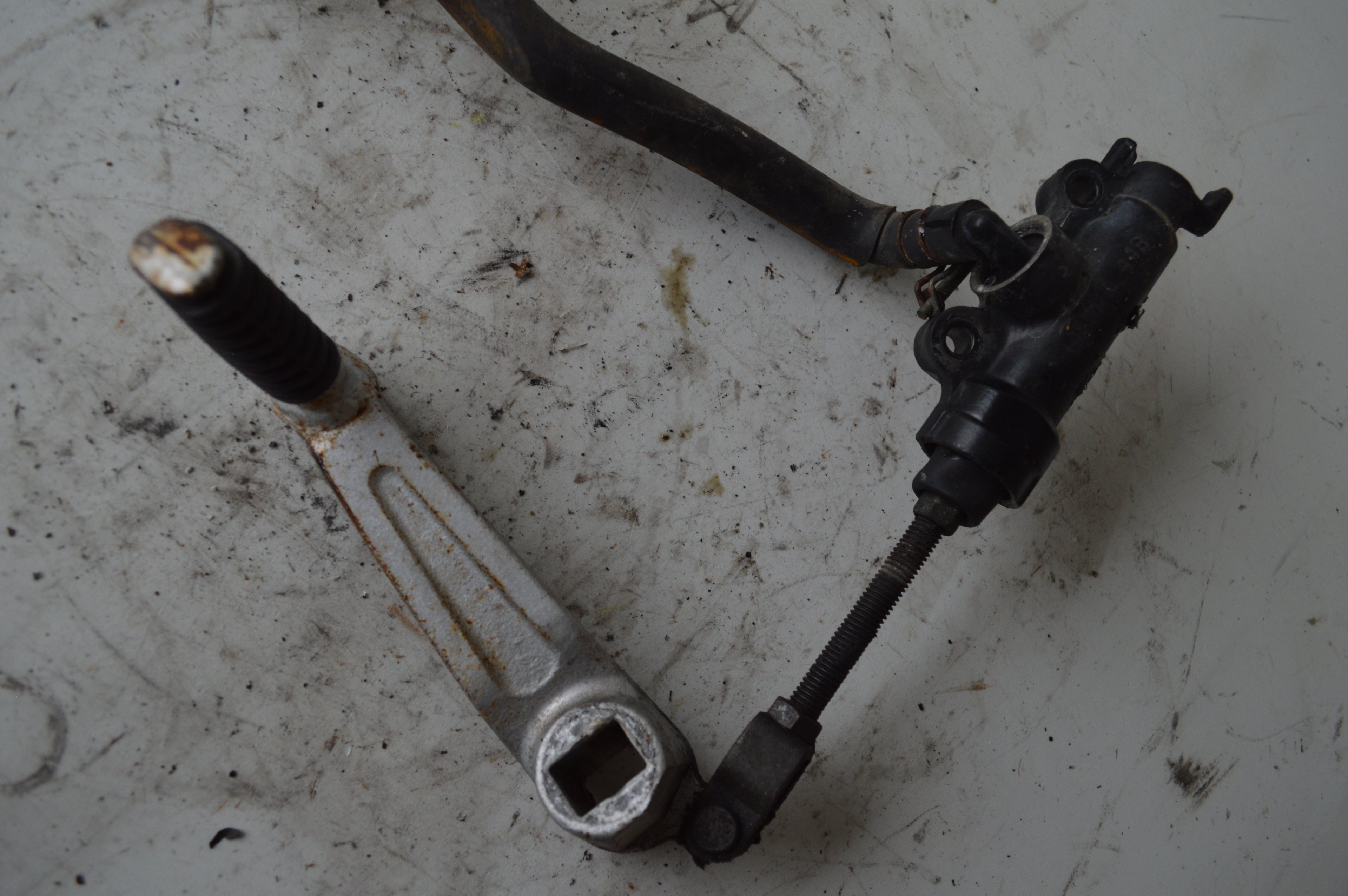 Suzuki VX800 rempomp achter