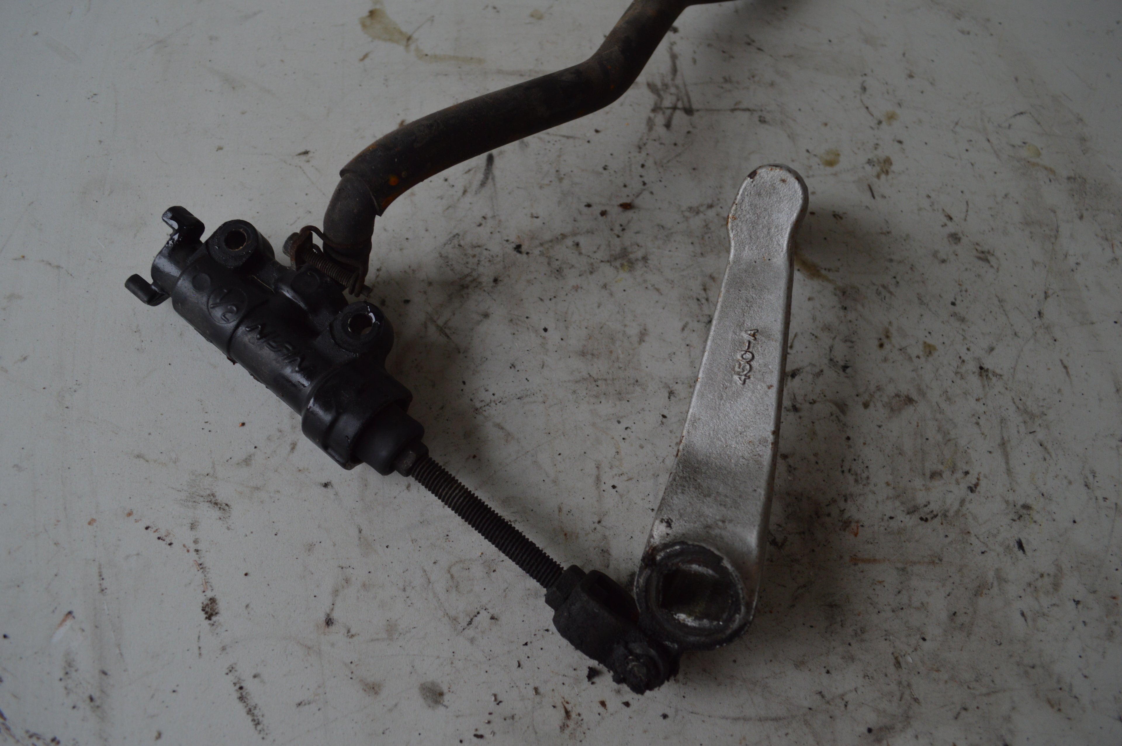 Suzuki VX800 rempomp achter