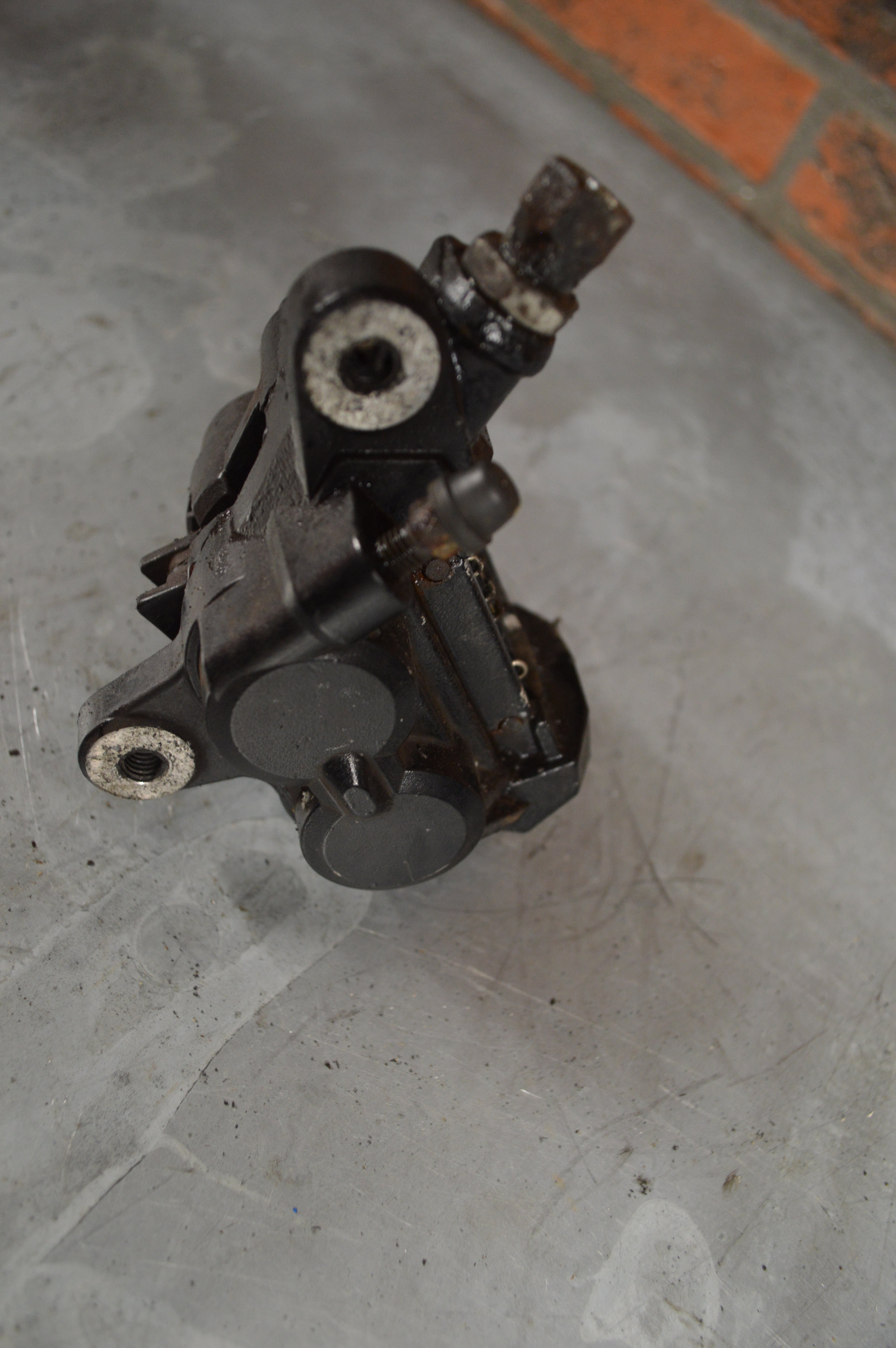 Suzuki GSX600F remklauw links