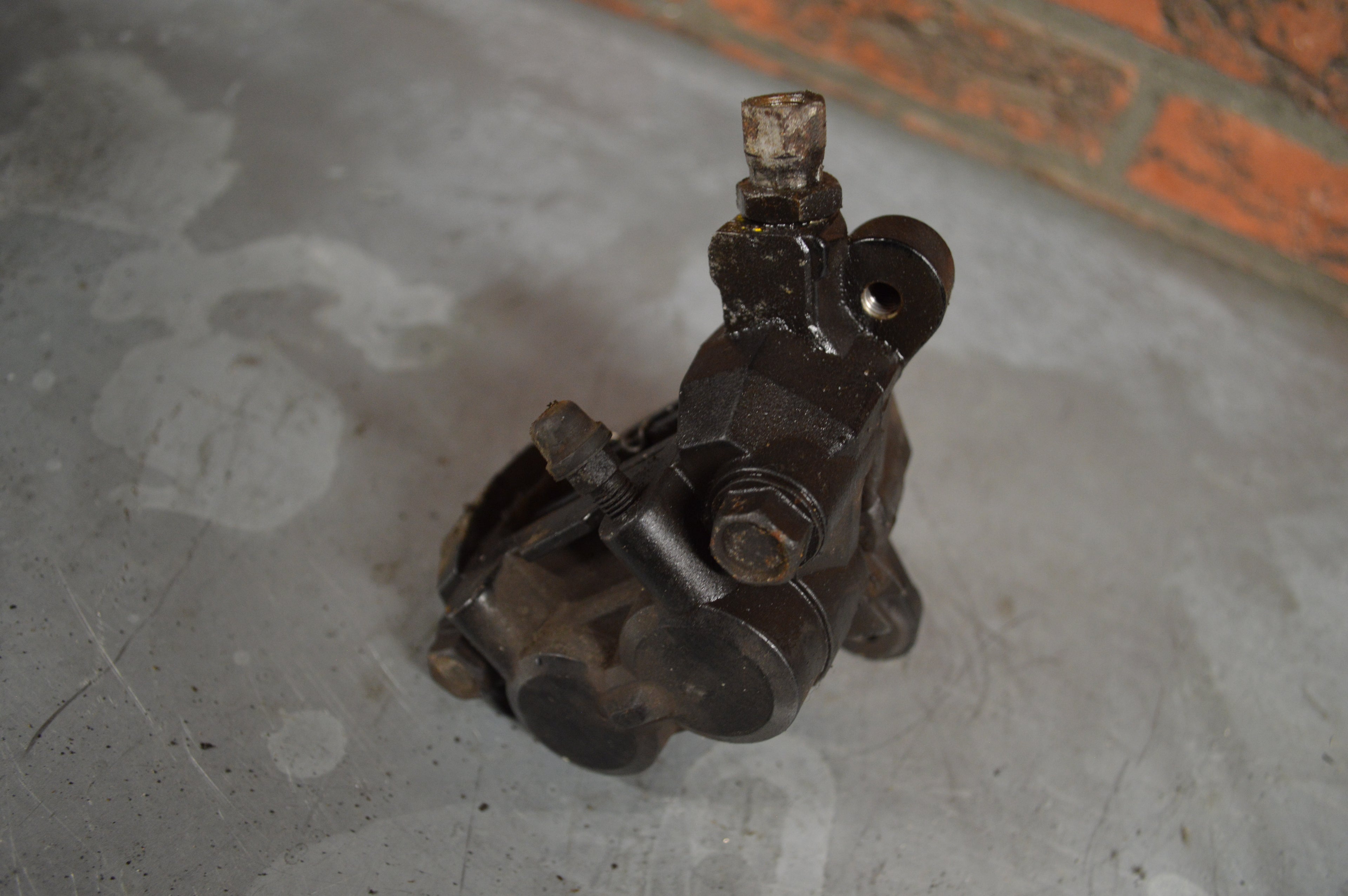 Suzuki GSX600F remklauw links