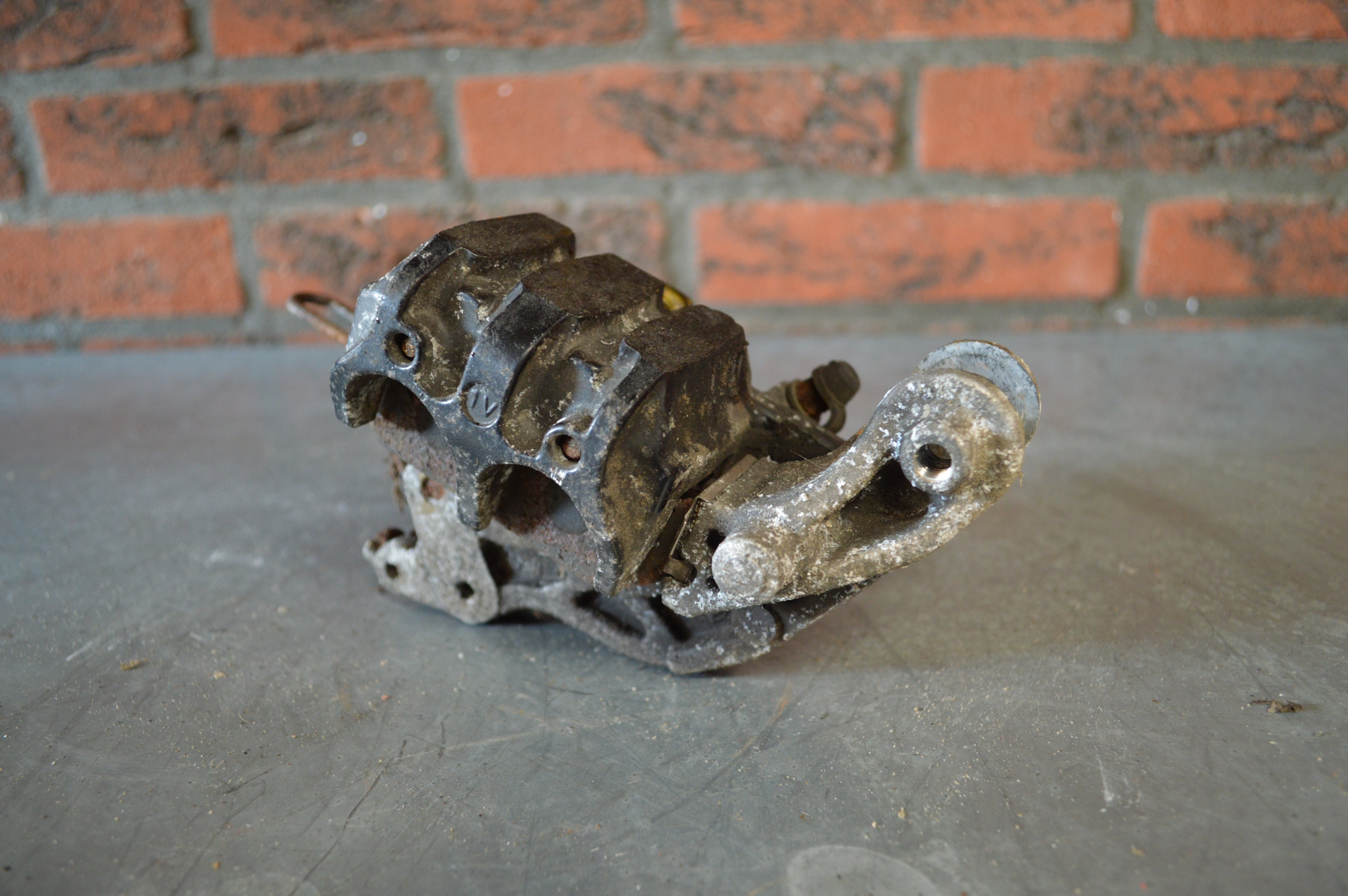 Honda CBR600F remklauw links