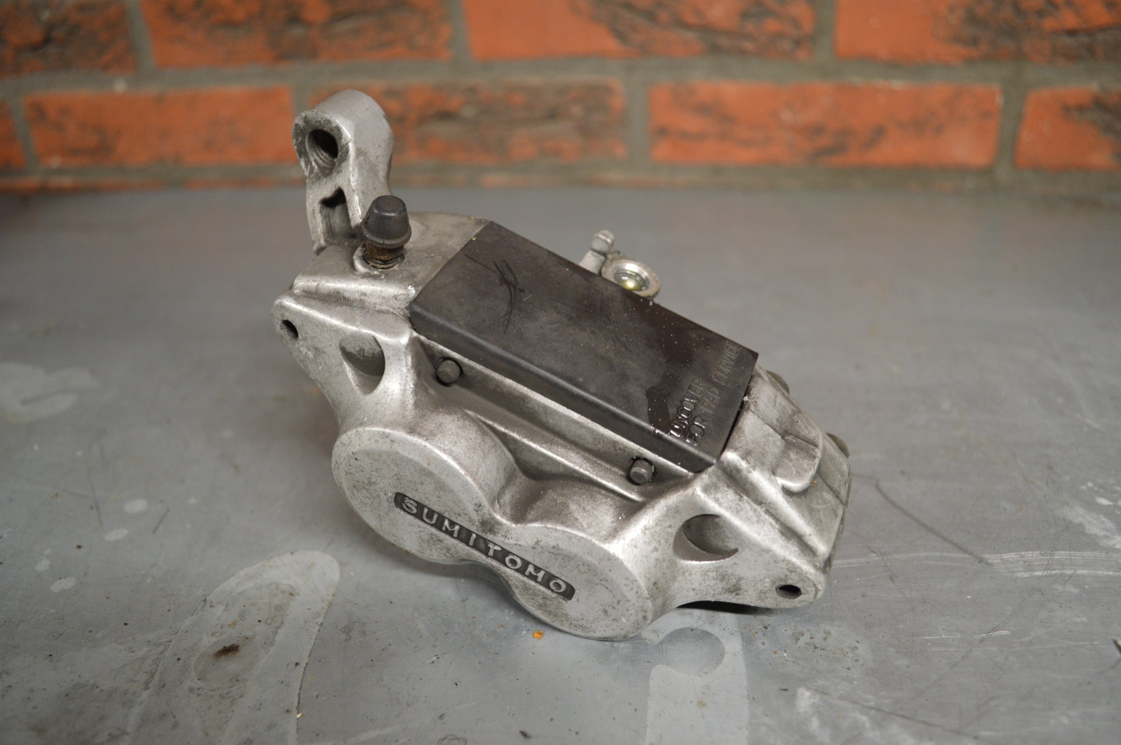 Yamaha FZR600 remklauw links