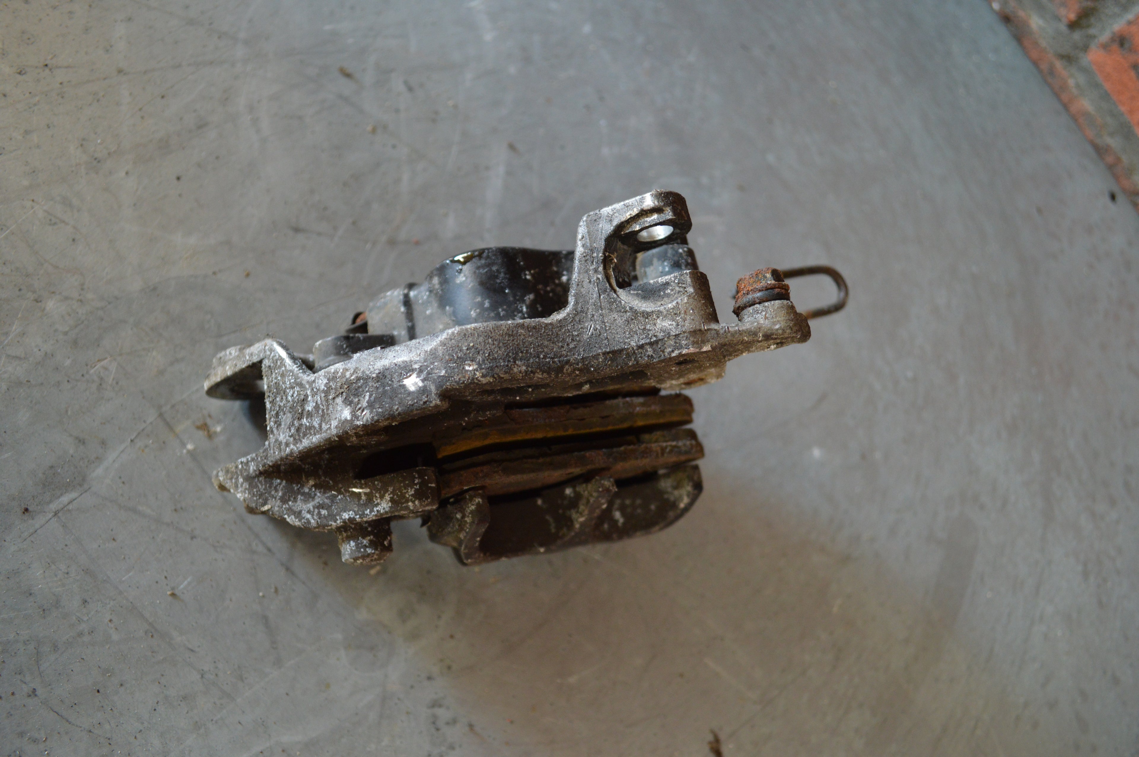Honda CBR600F remklauw links