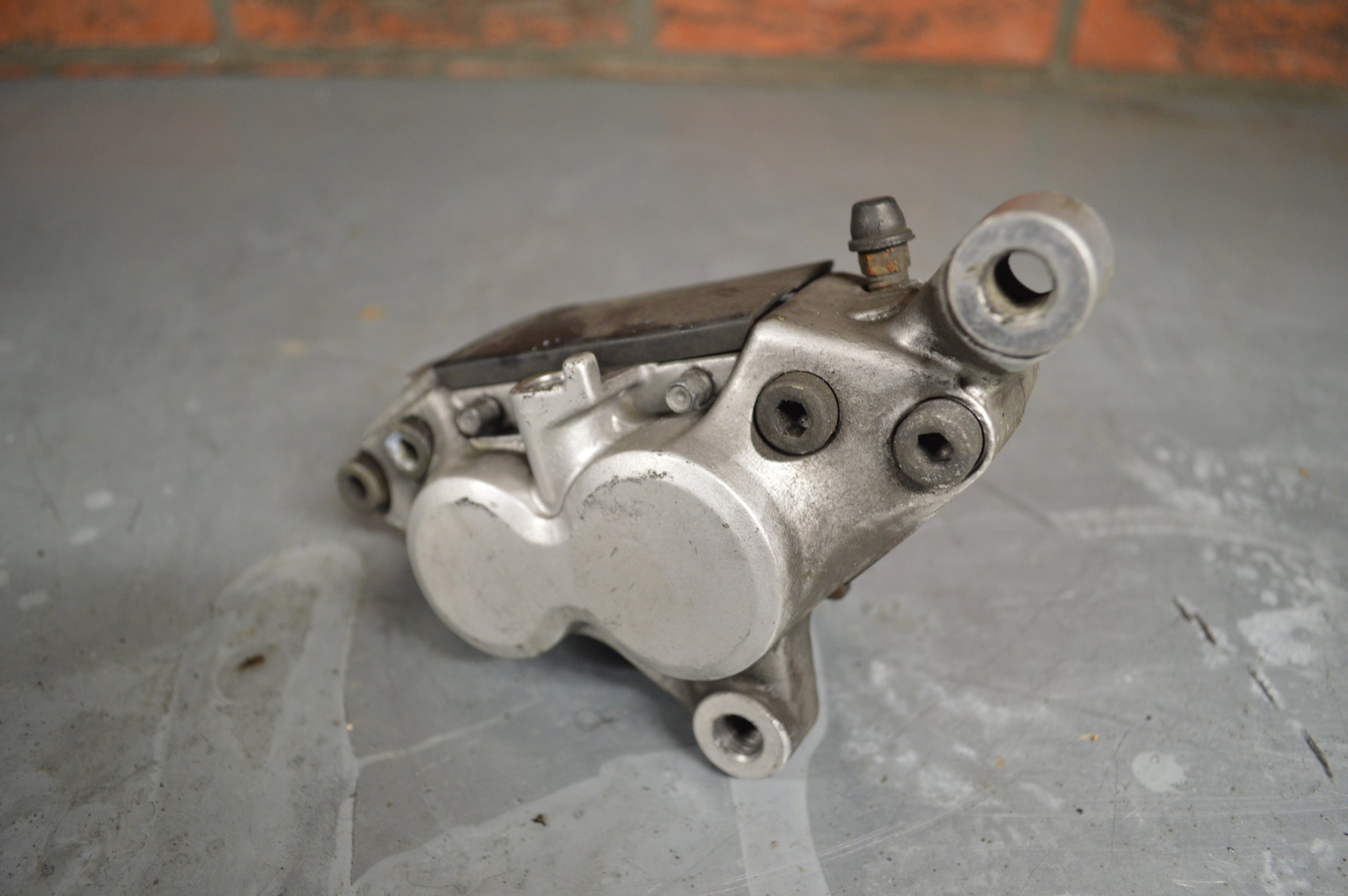 Yamaha FZR600 remklauw links