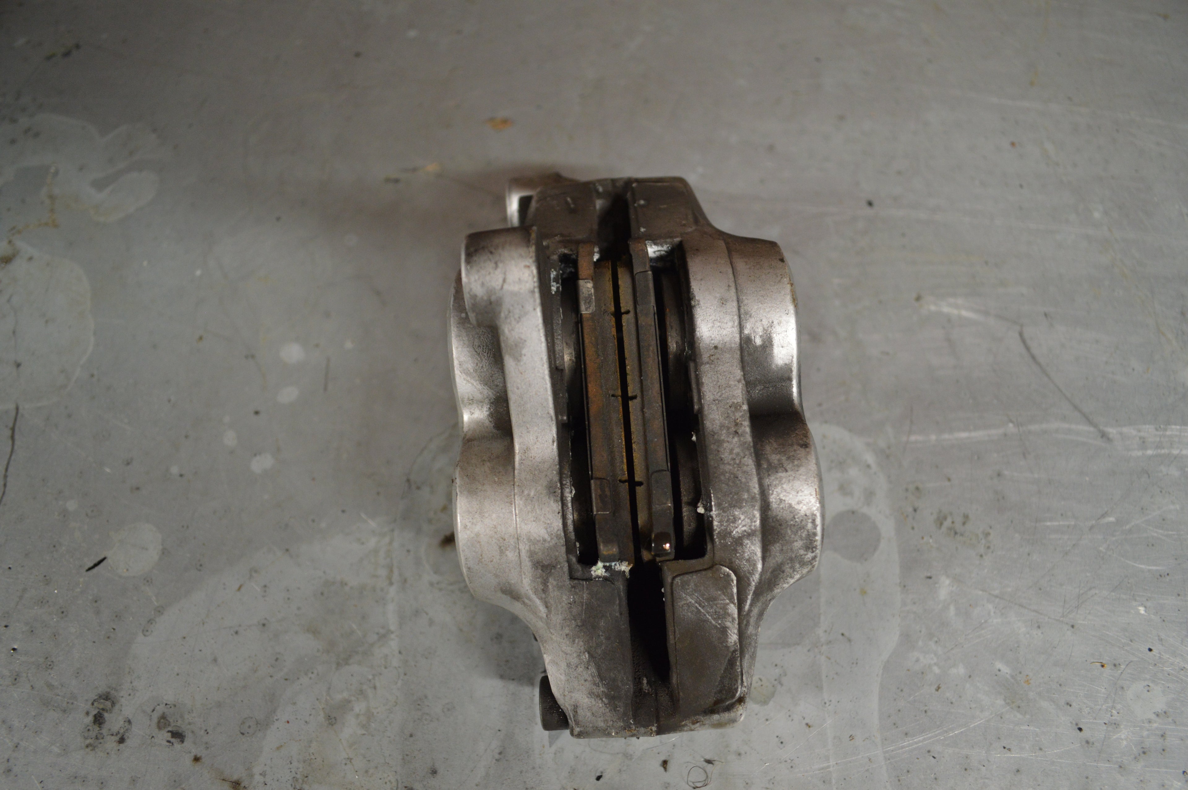 Yamaha FZR600 remklauw links