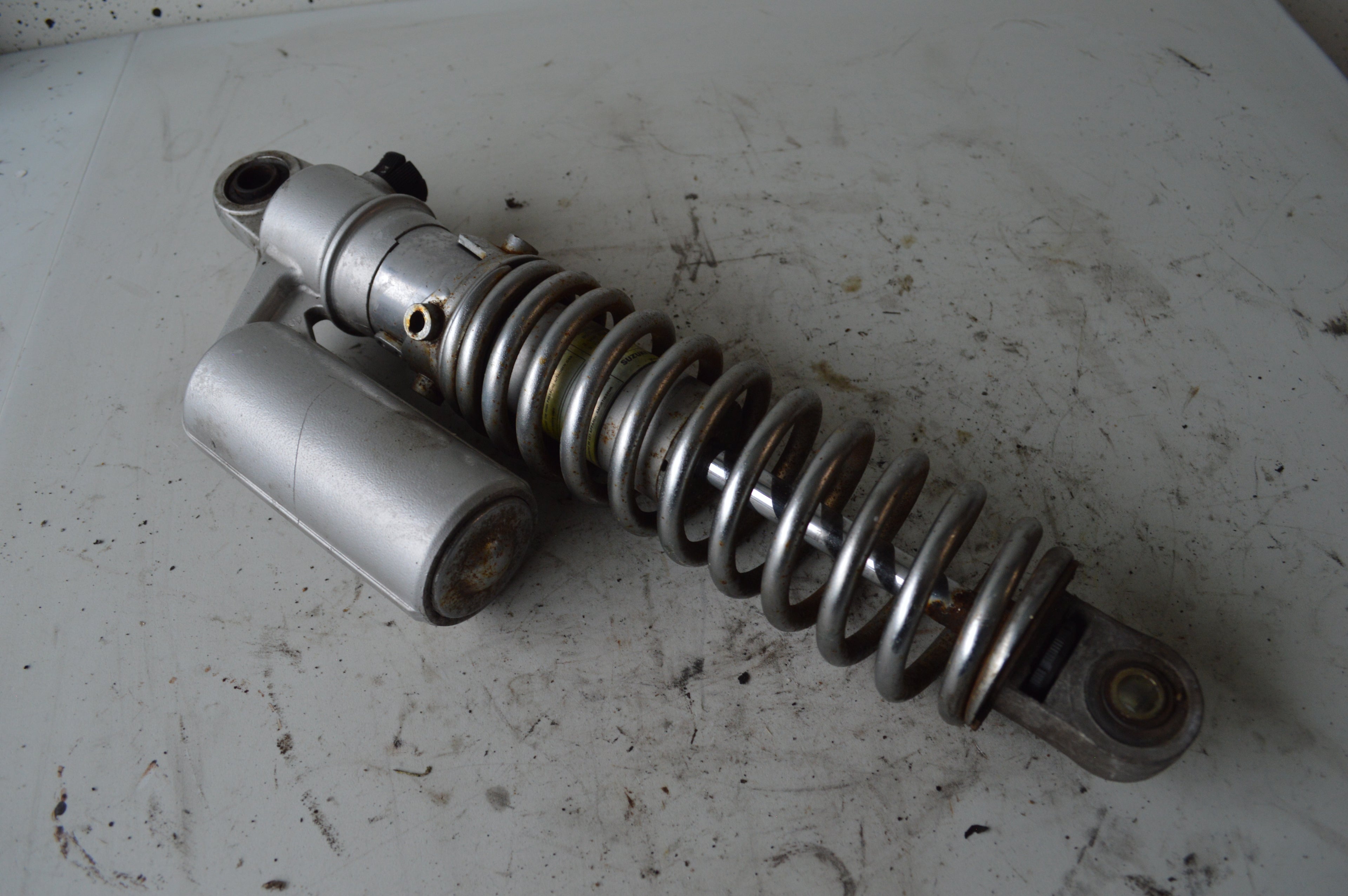 Suzuki VX800 schokbreker achter