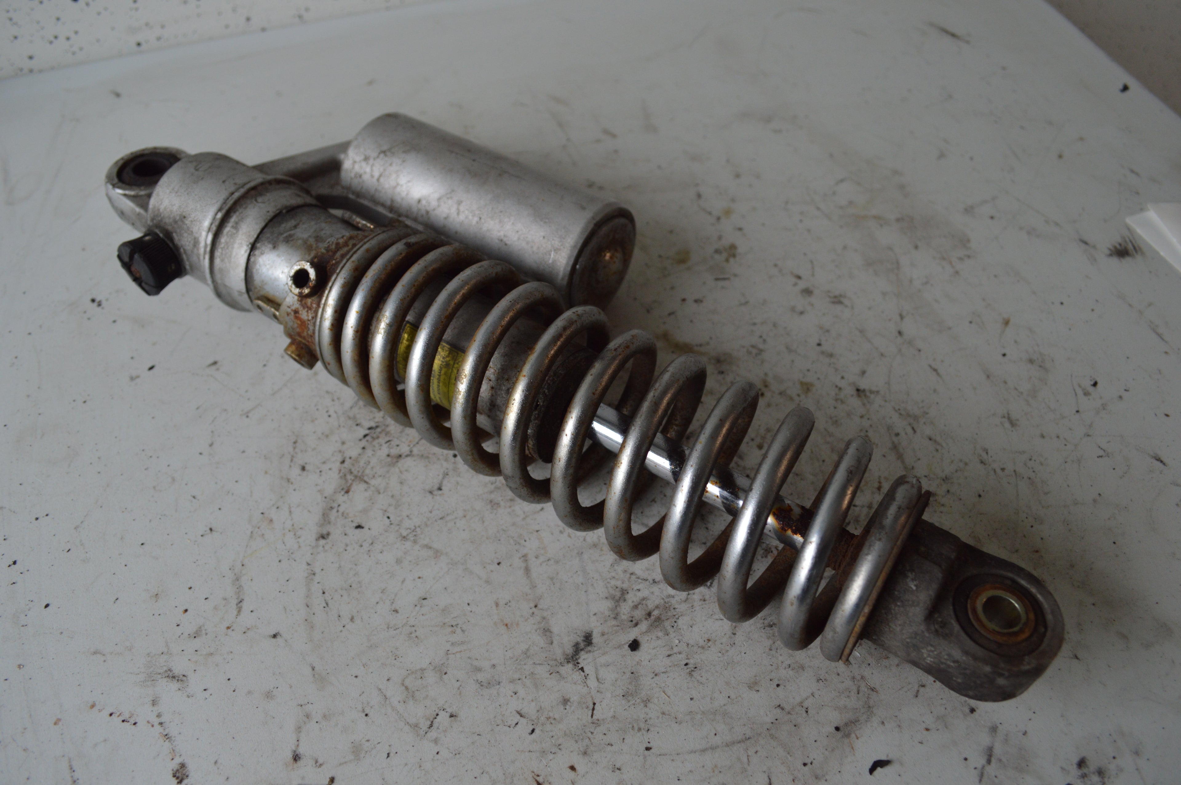 Suzuki VX800 schokbreker achter