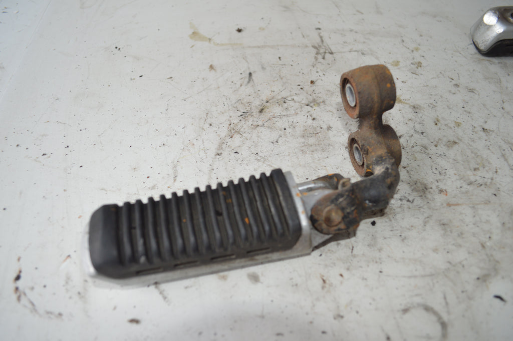 Suzuki VX800 voetsteun links