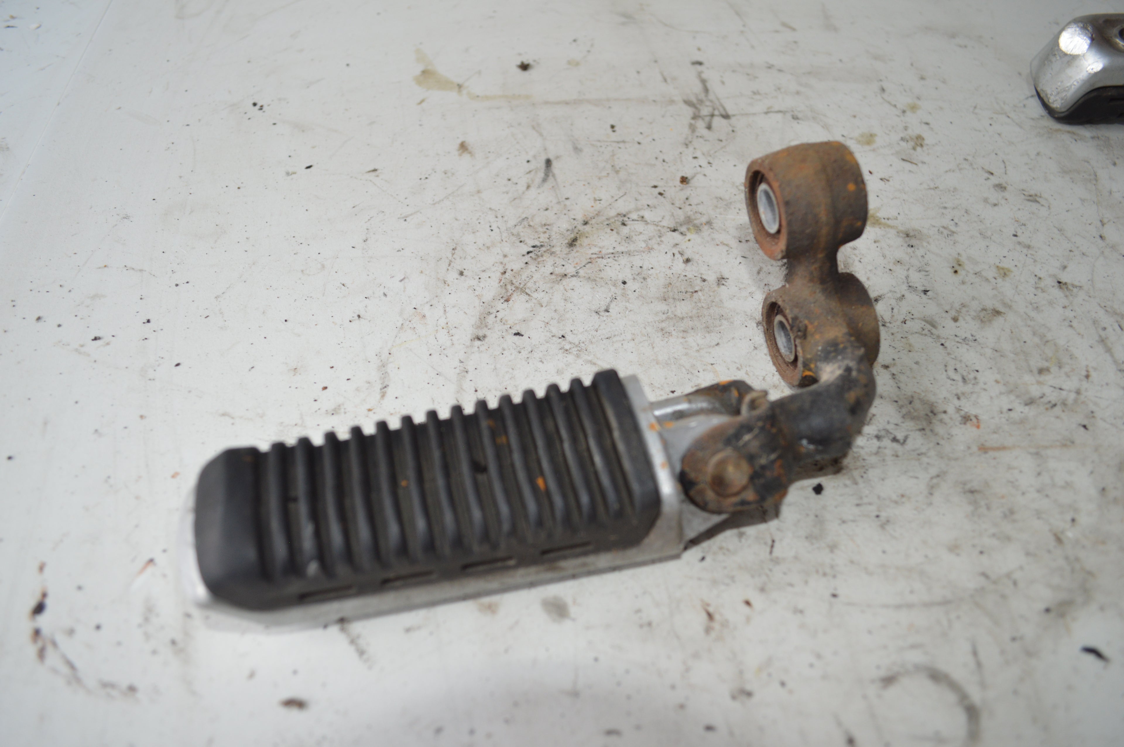 Suzuki VX800 voetsteun links