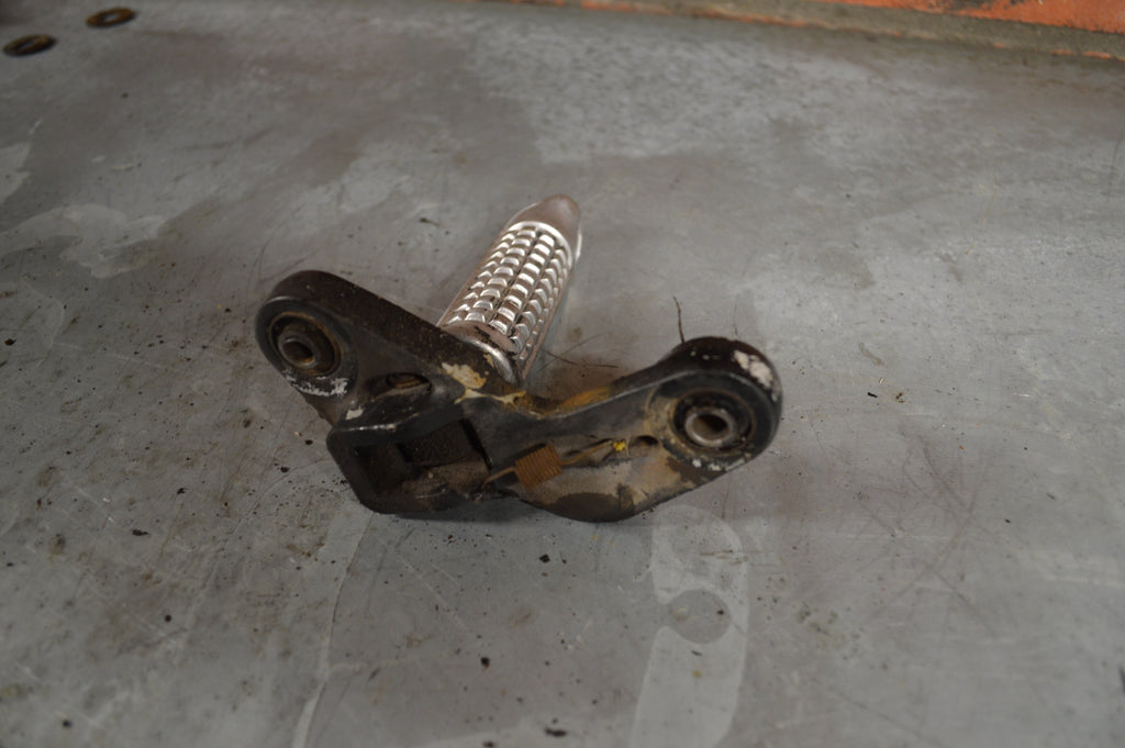 Suzuki GSX600F voetsteun links