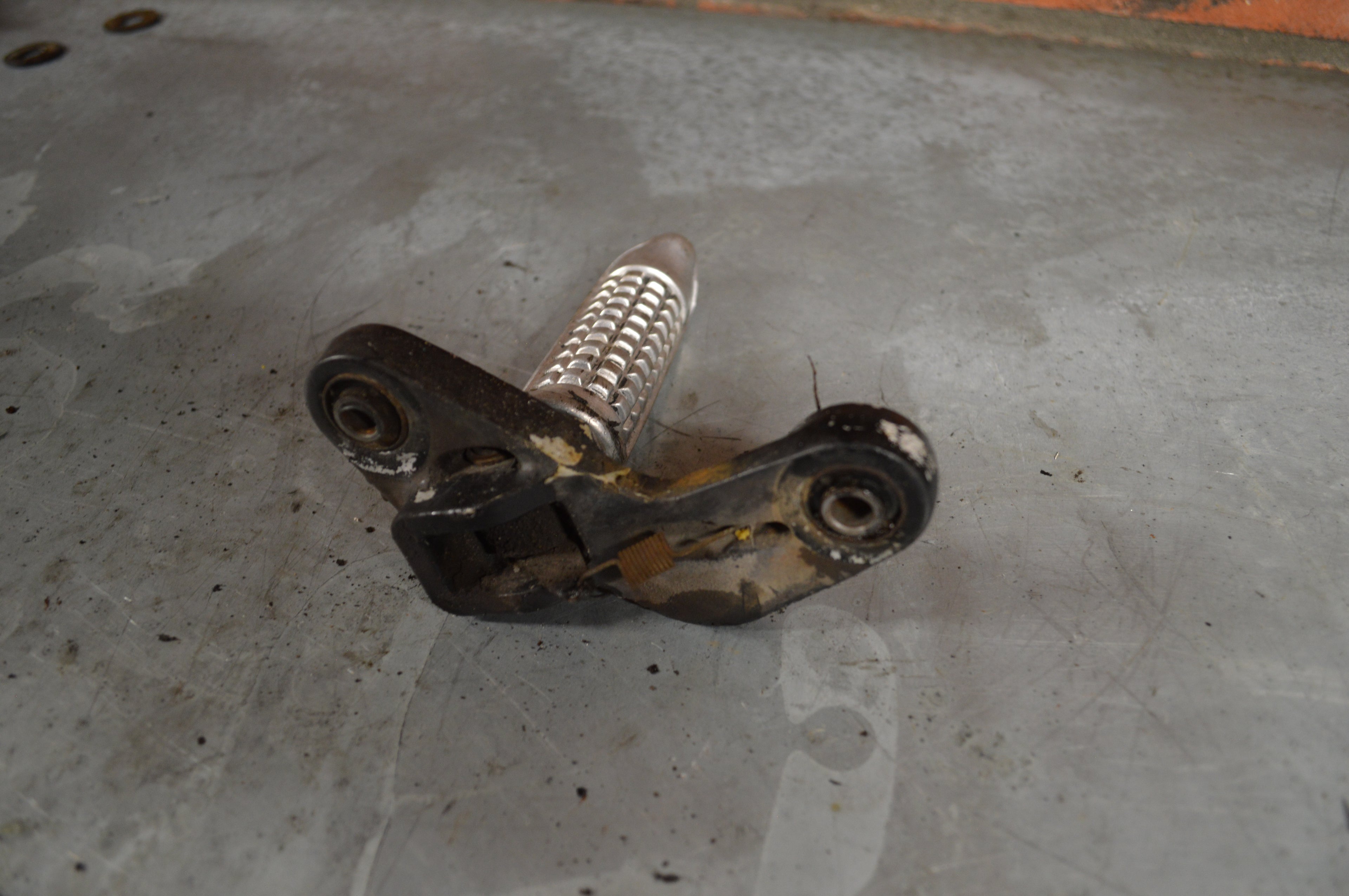 Suzuki GSX600F voetsteun links