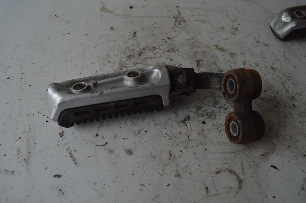 Suzuki VX800 voetsteun links