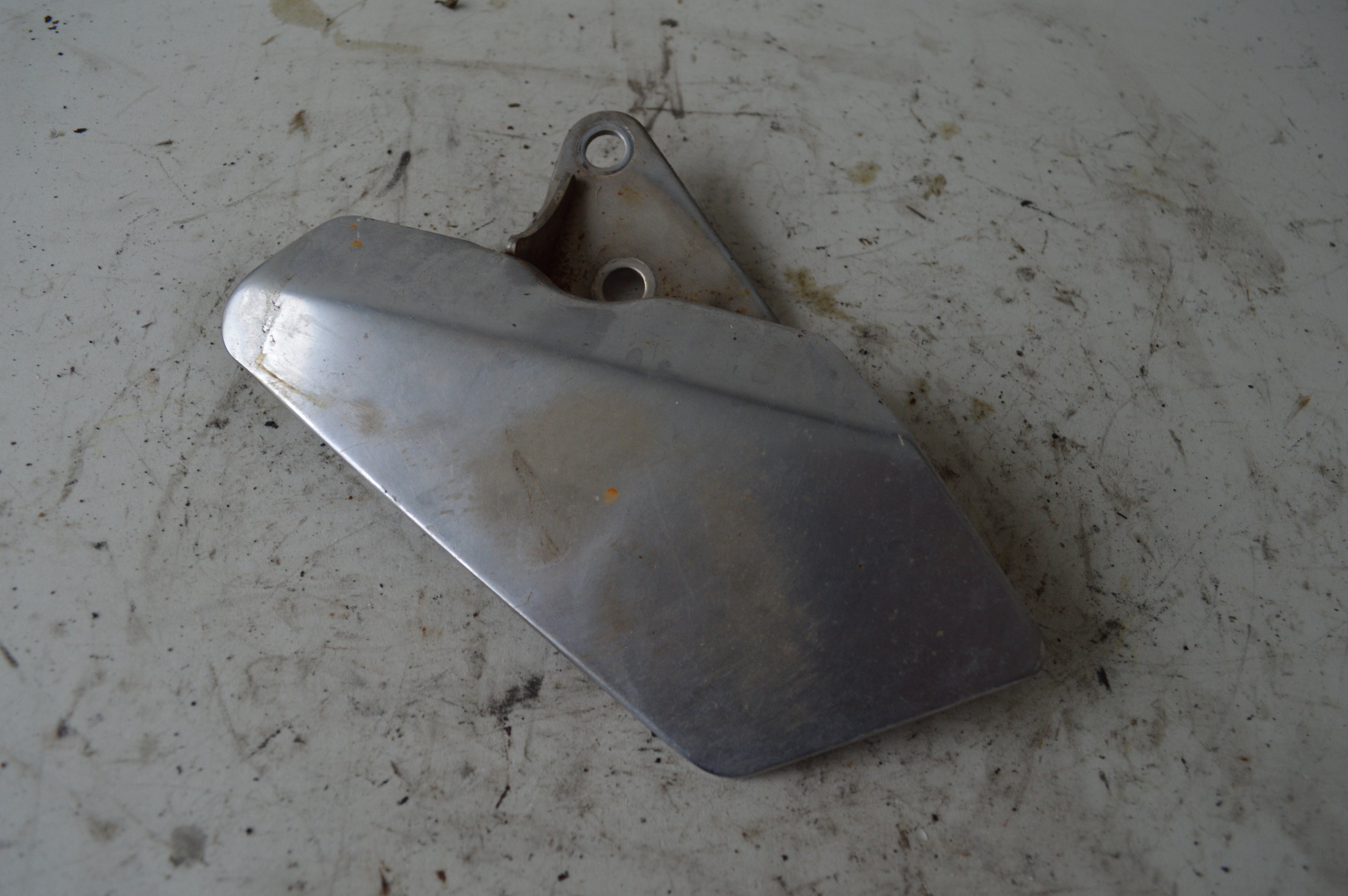 Suzuki VX800 schetsplaat links