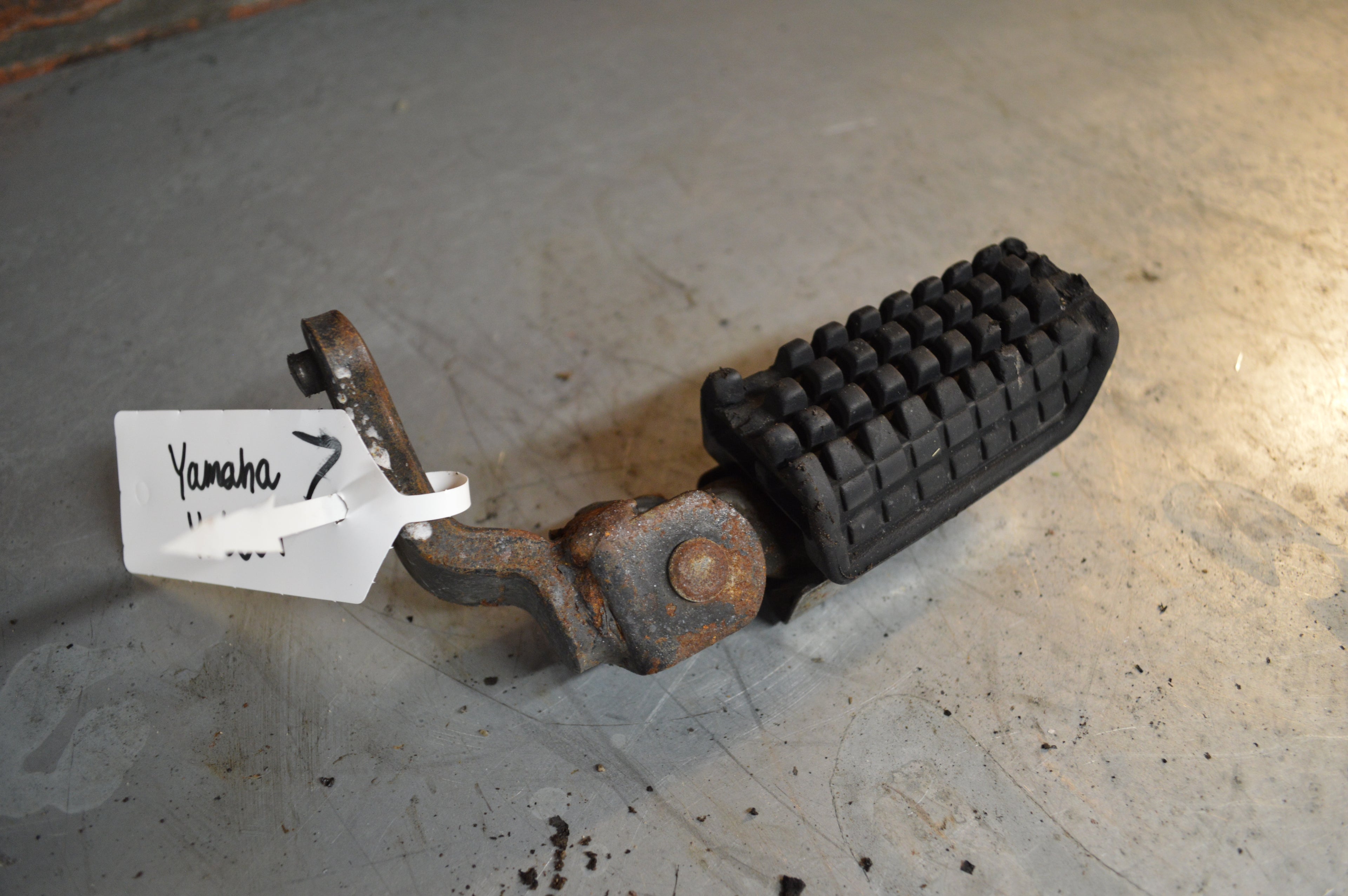 Yamaha YX600T voetsteun links