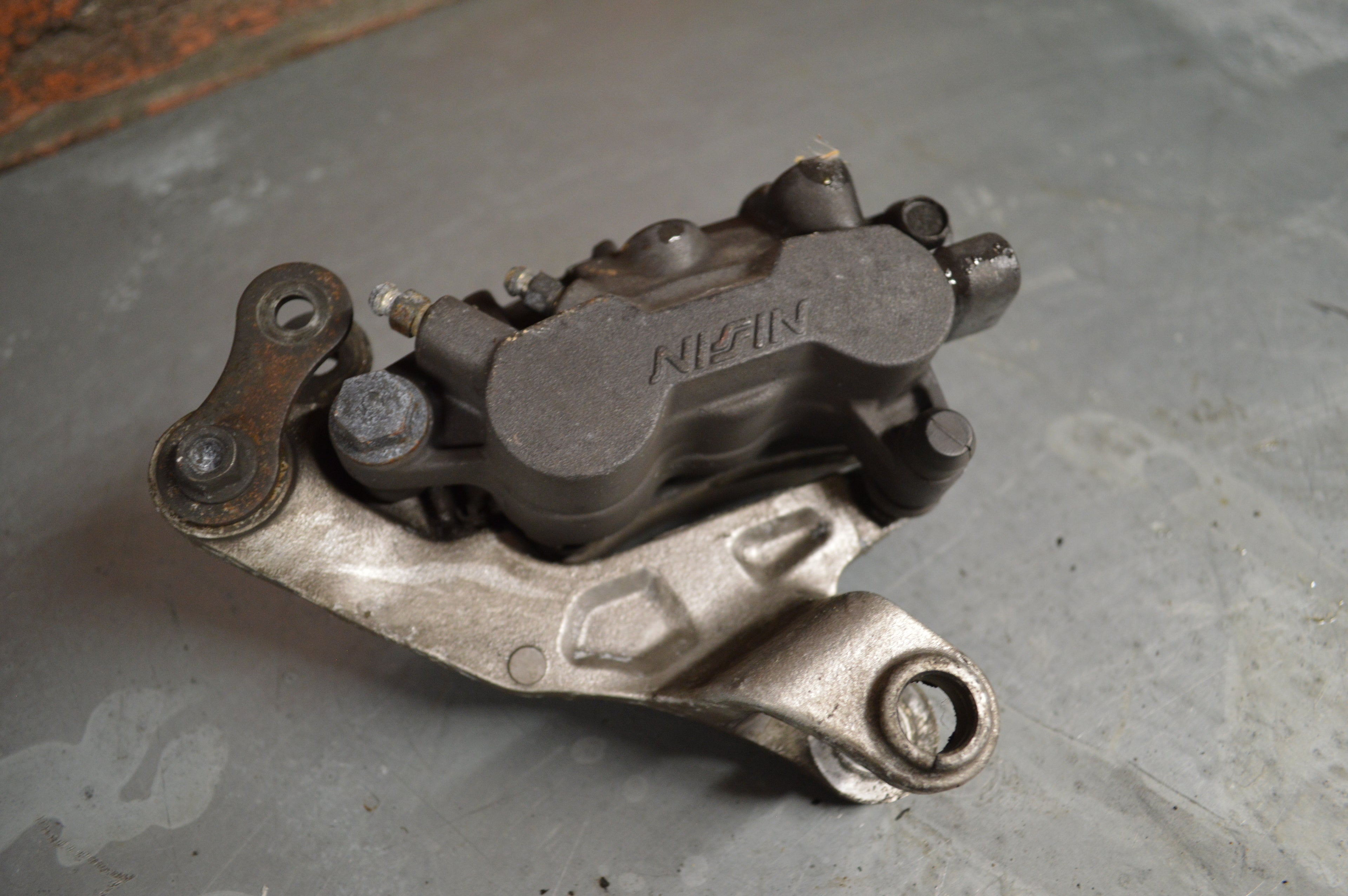 Honda CBR1000F remklauw links