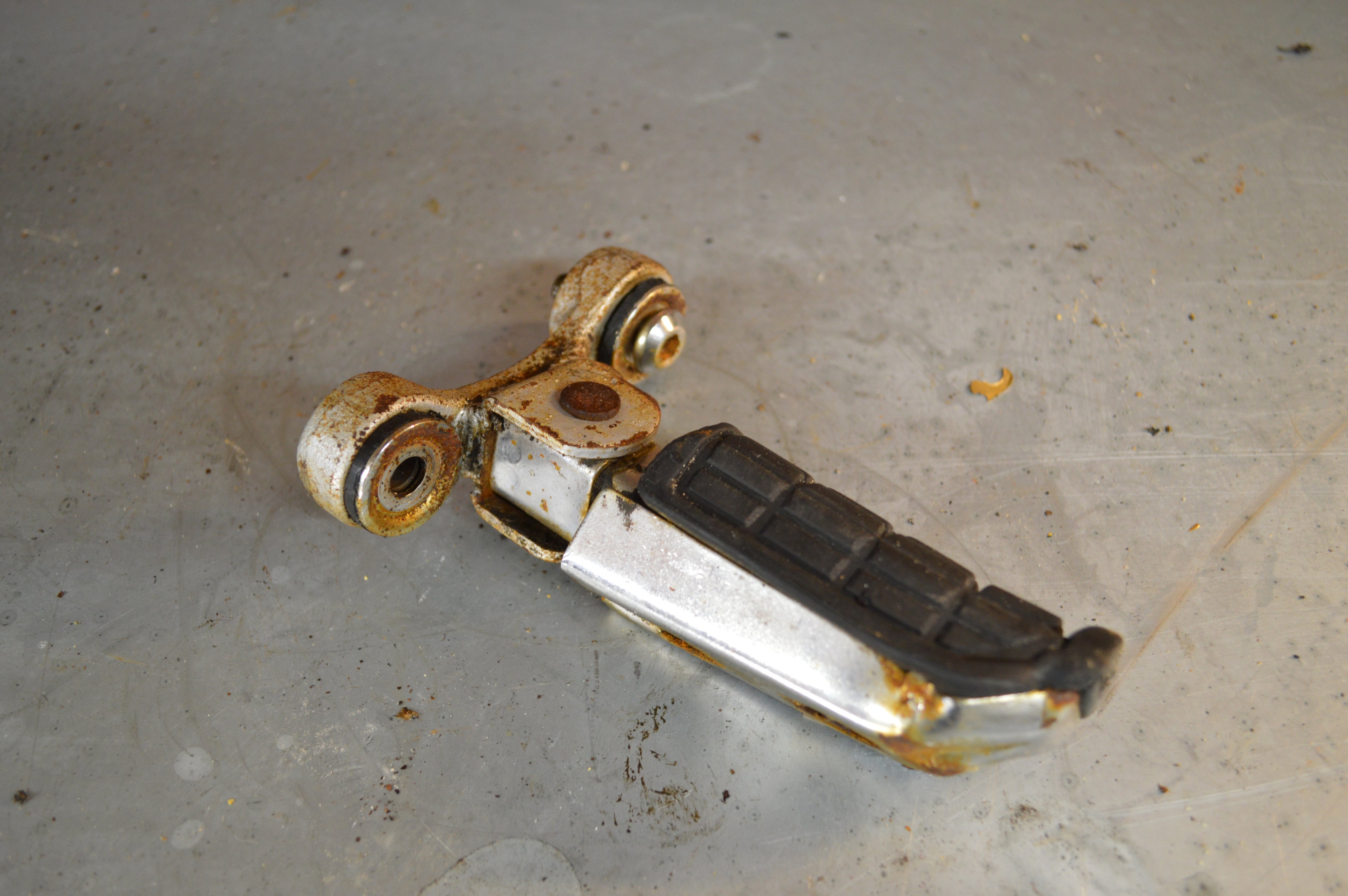 Yamaha FZX700 voetsteun links