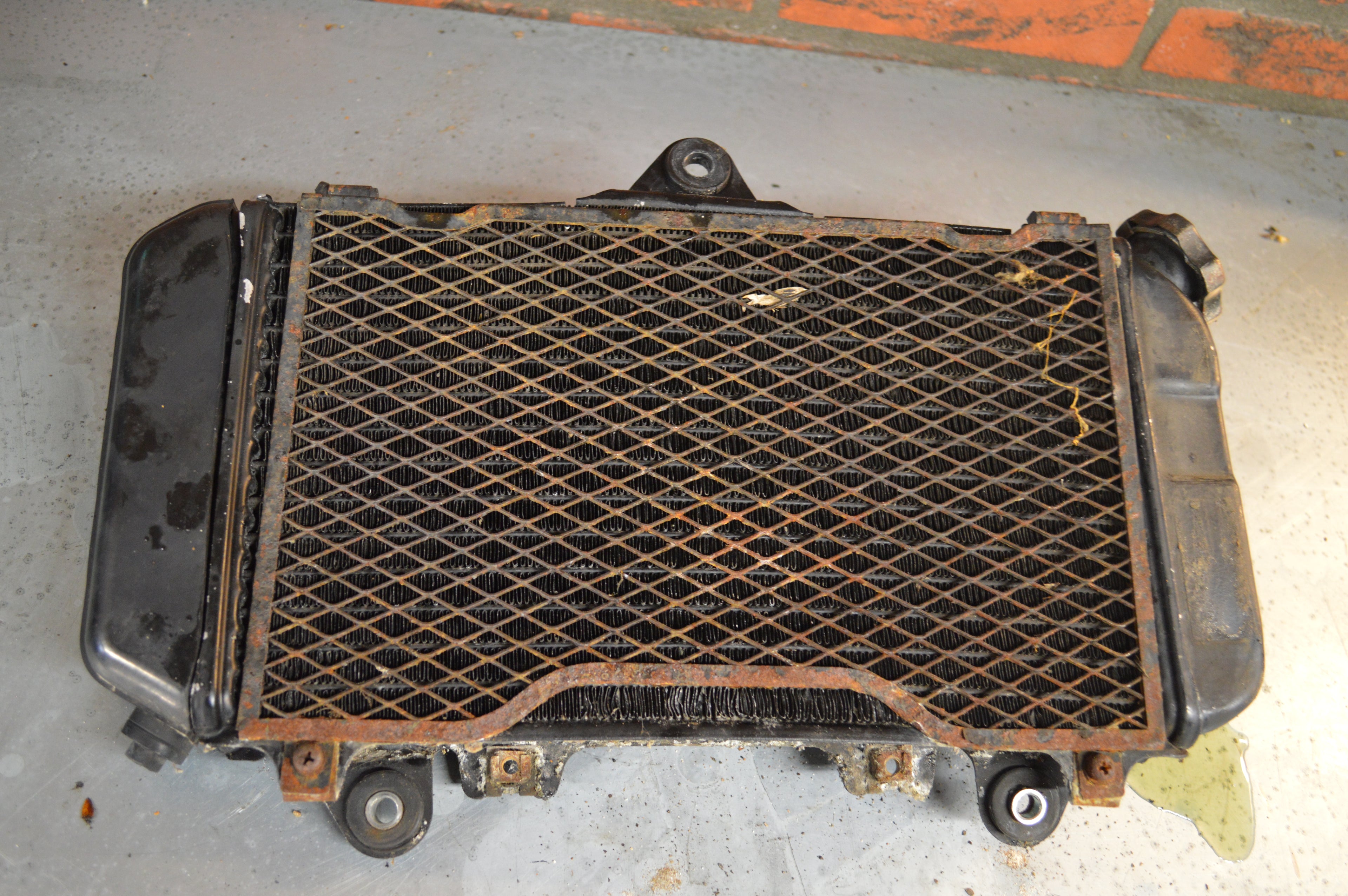 Yamaha FZX700 radiator