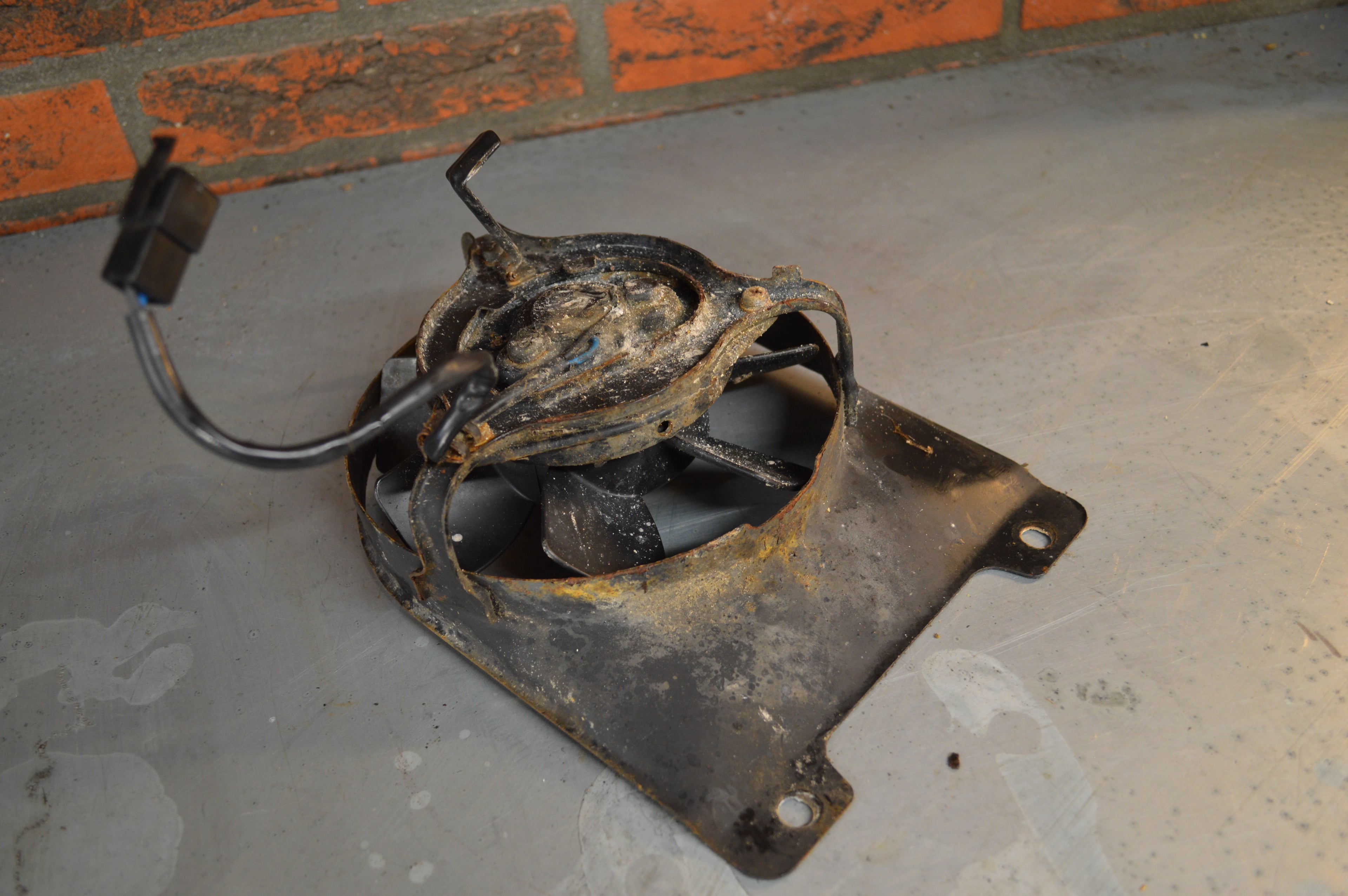 Yamaha FZX700 radiator ventilator