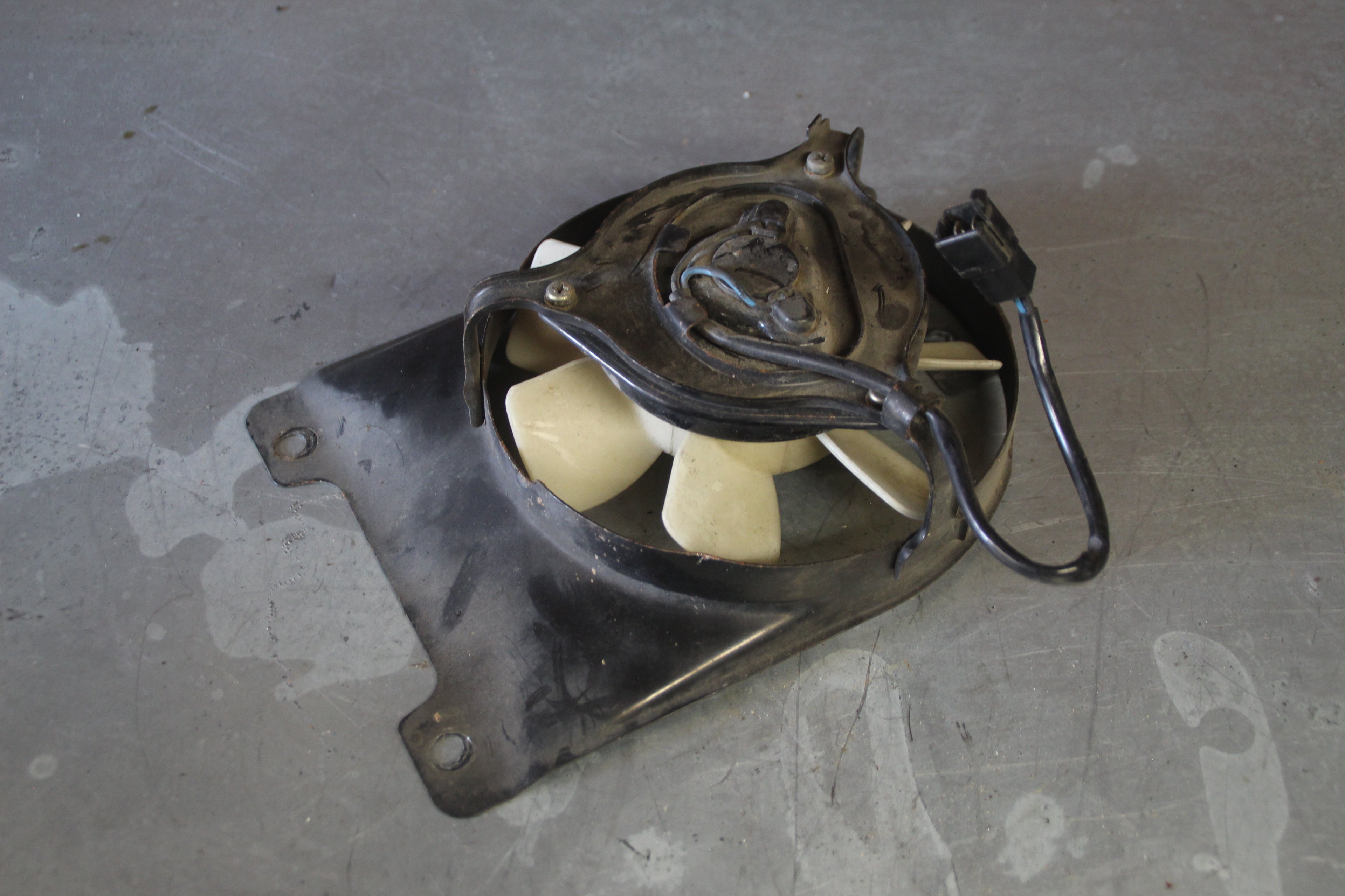 Yamaha FZ750 radiator ventilator