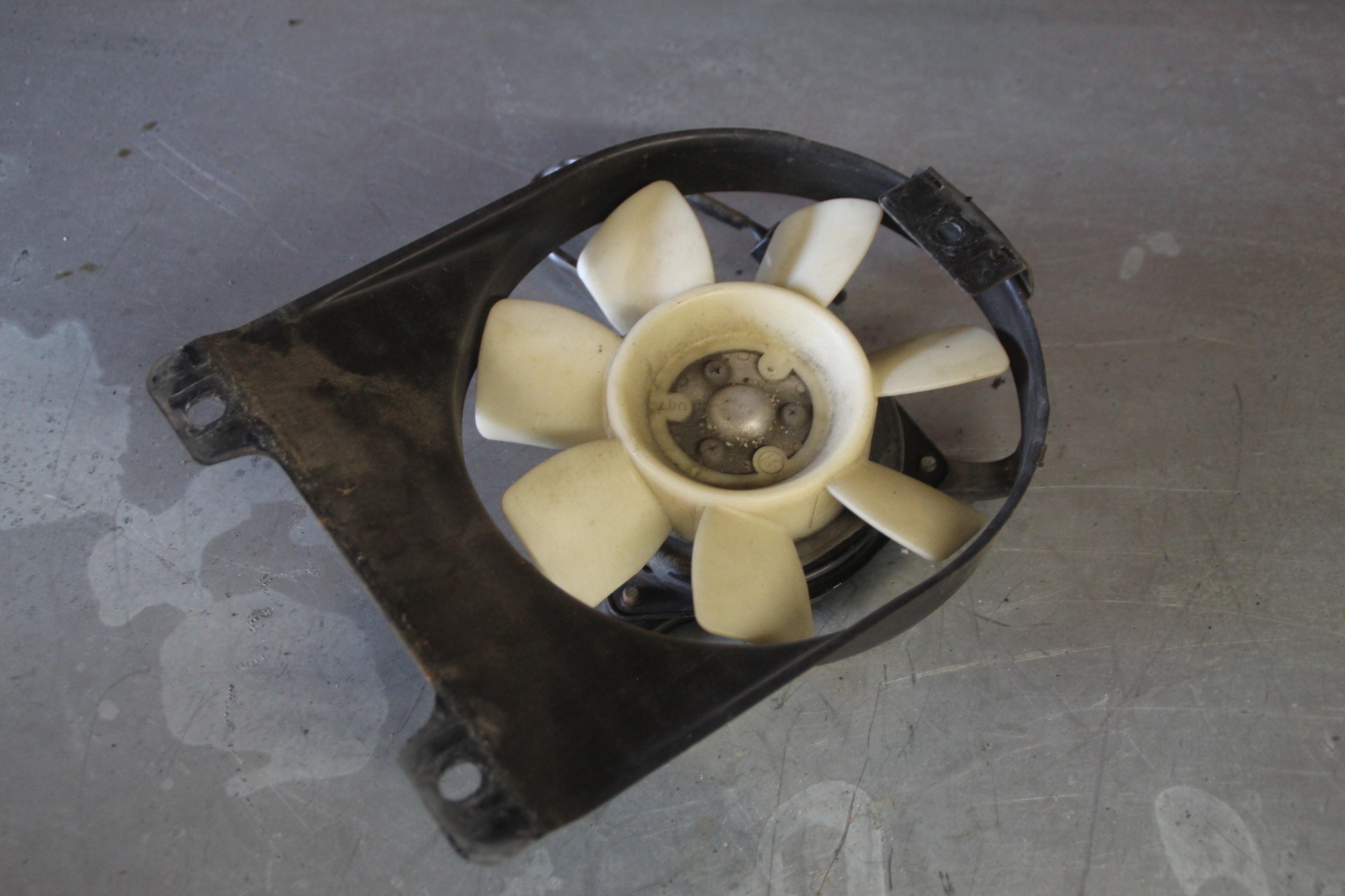 Yamaha FZ750 radiator ventilator