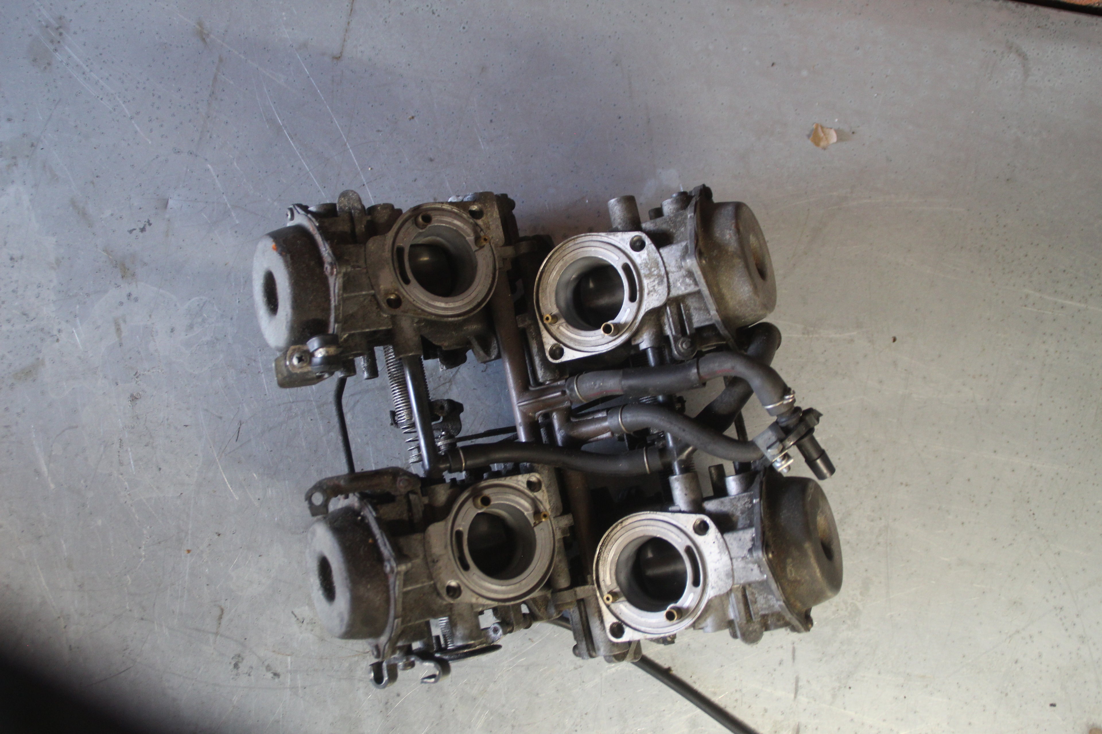 Honda VFR750S carburateurs