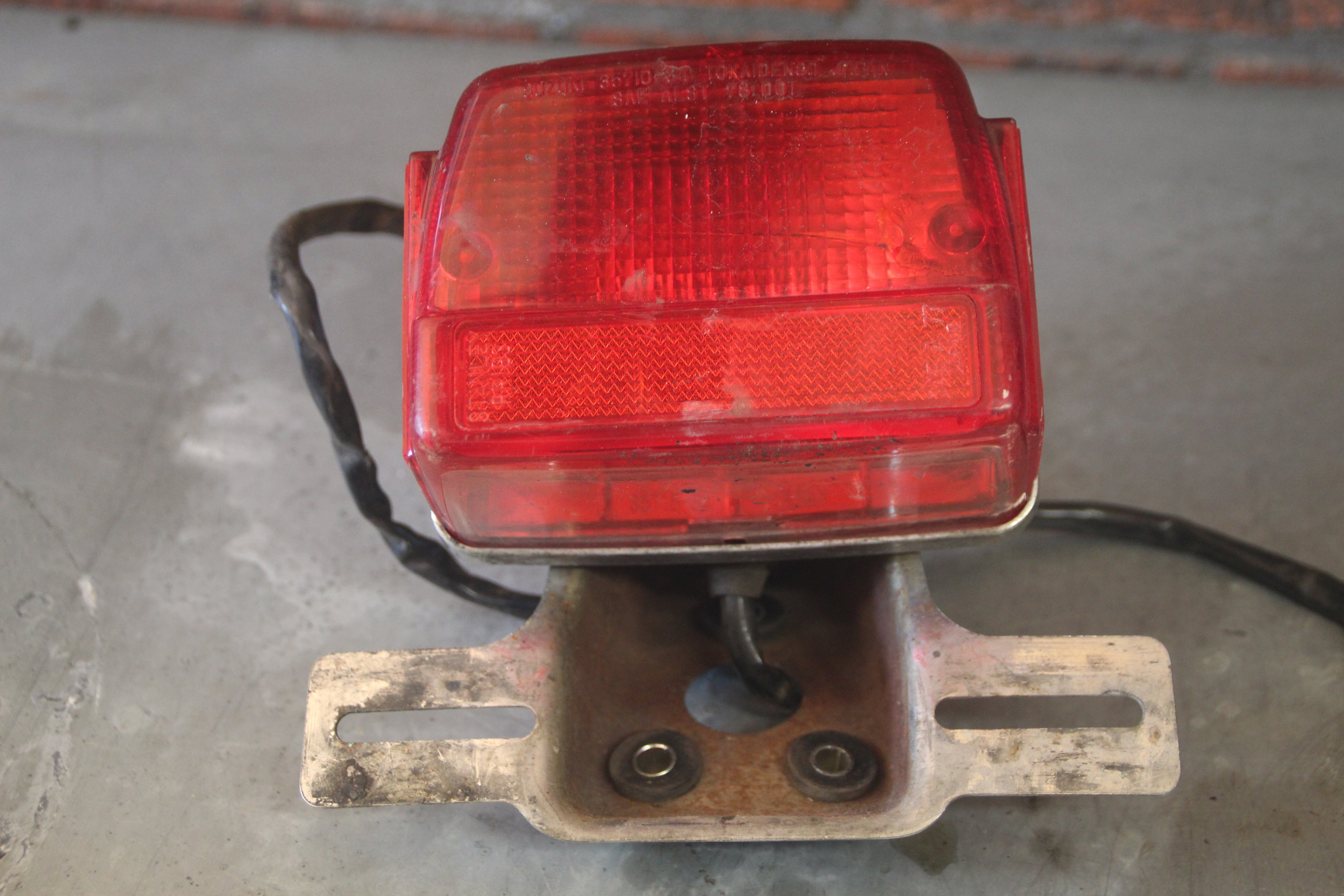 Suzuki GS450L achterlicht 2