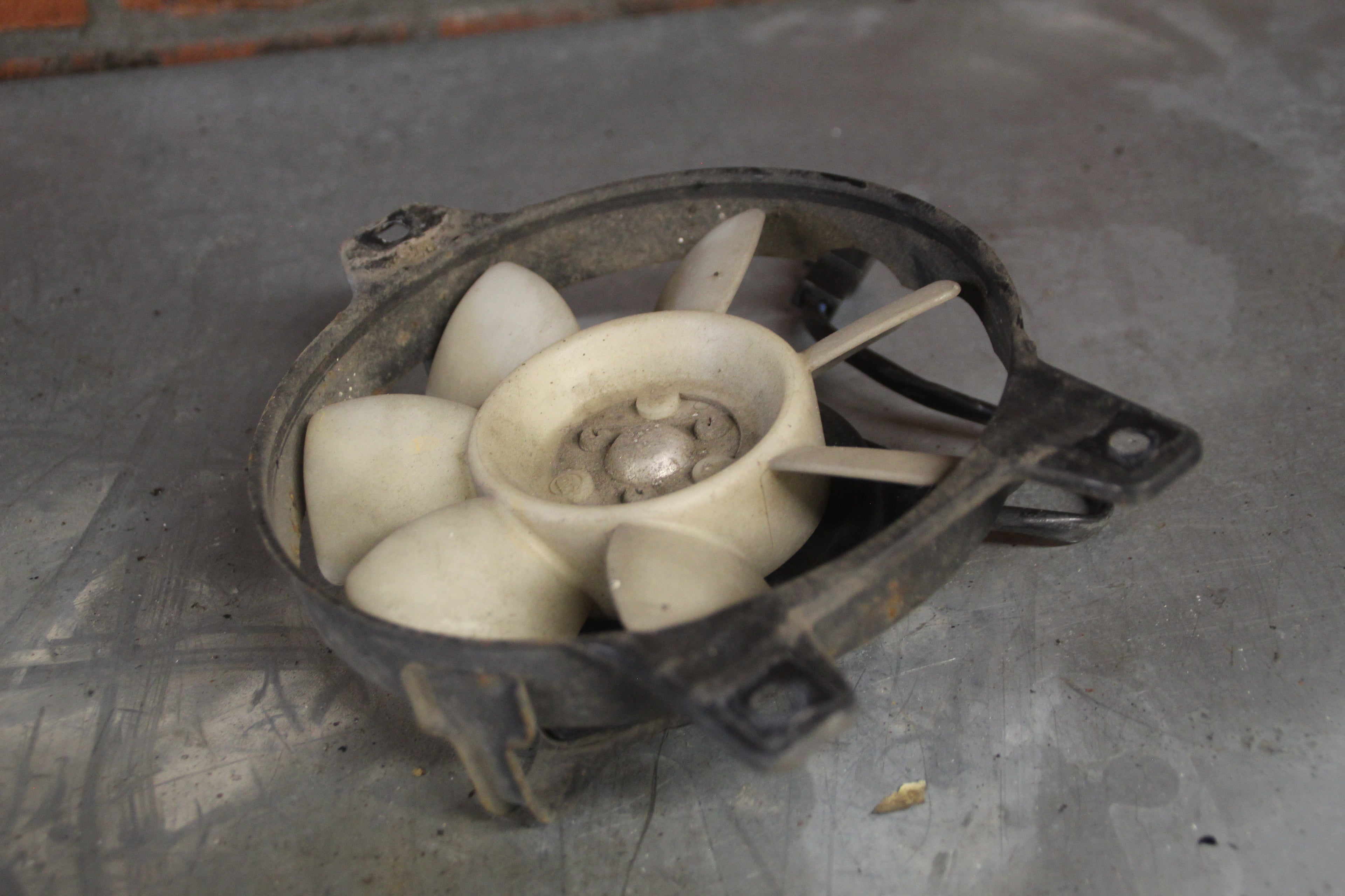 Yamaha XJ700 radiator ventilator