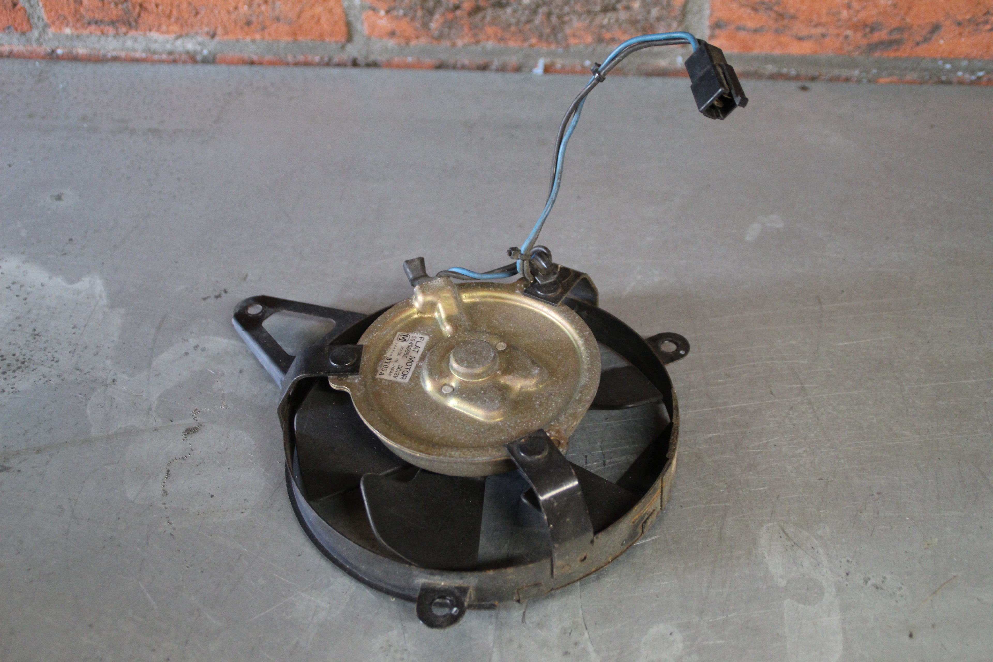 Yamaha FZR600 radiator ventilator