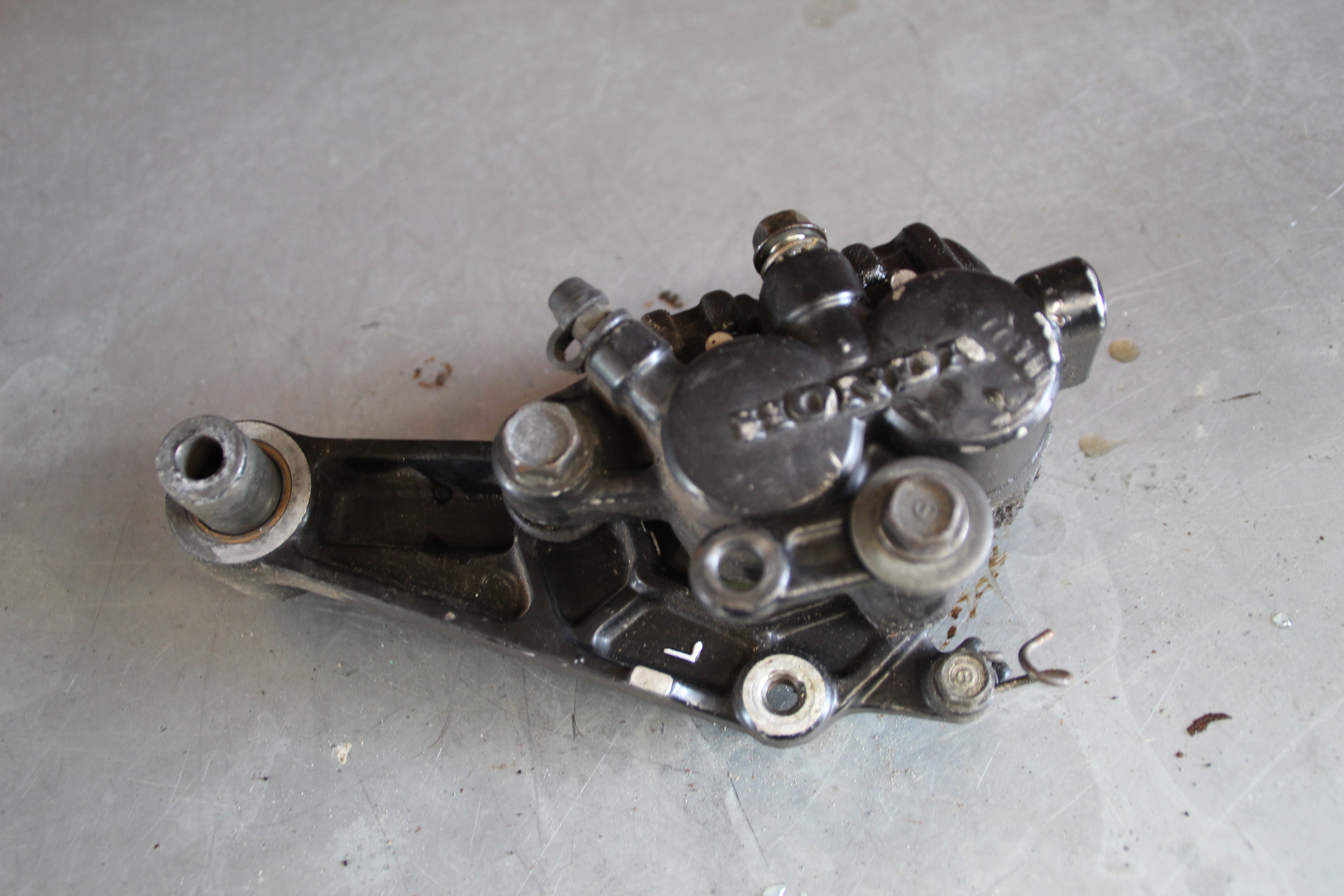 Honda VF750S remklauw links