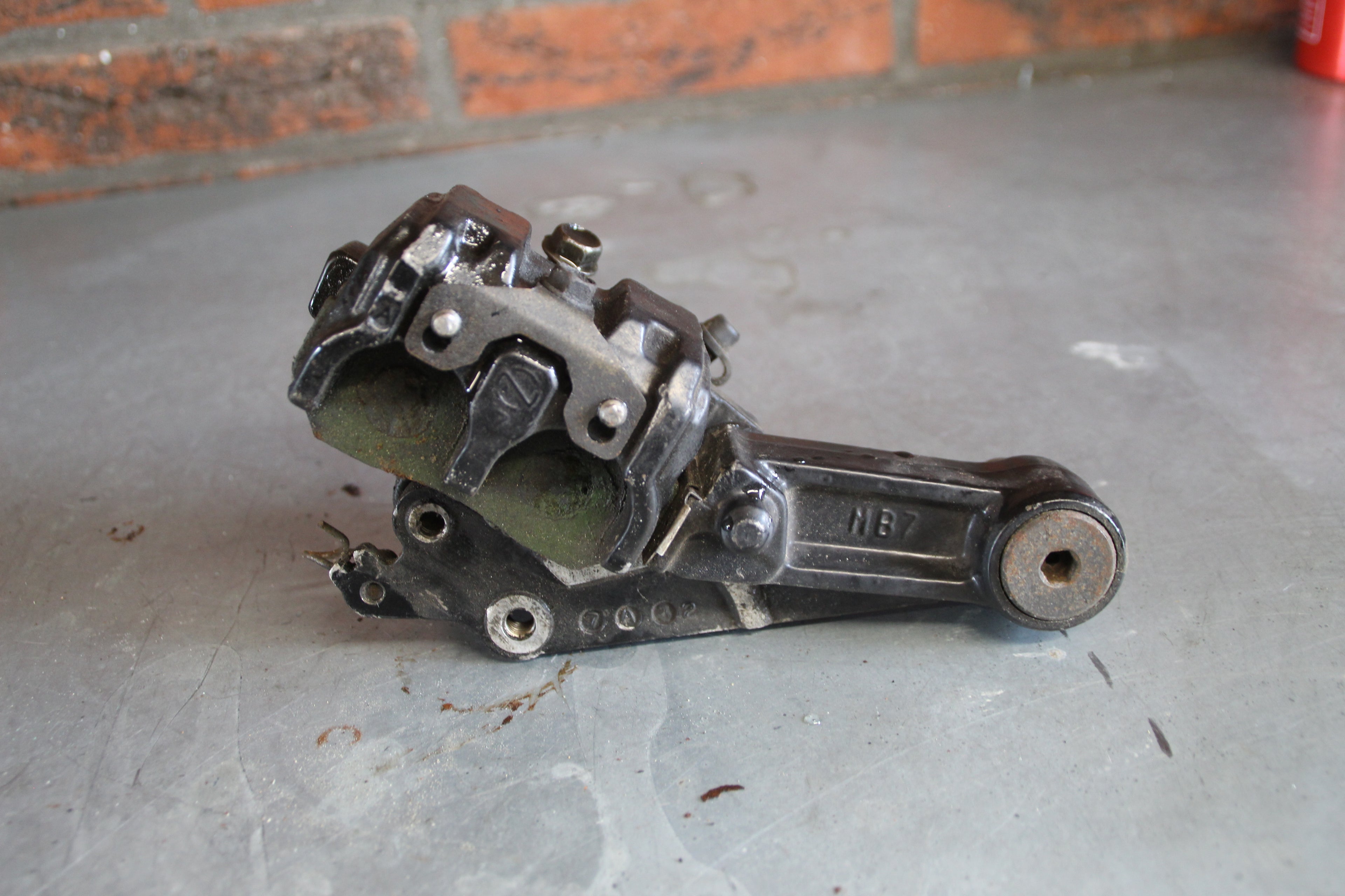 Honda VF750S remklauw links