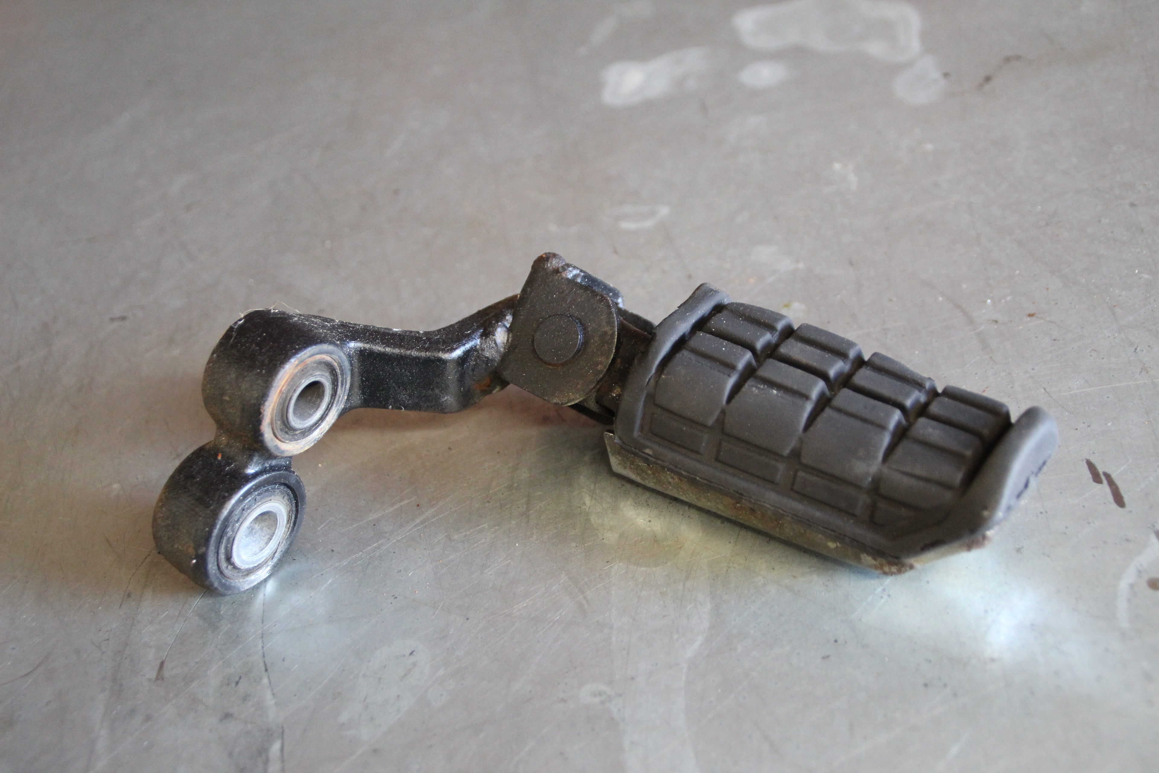 Yamaha XJ900F voetsteun links