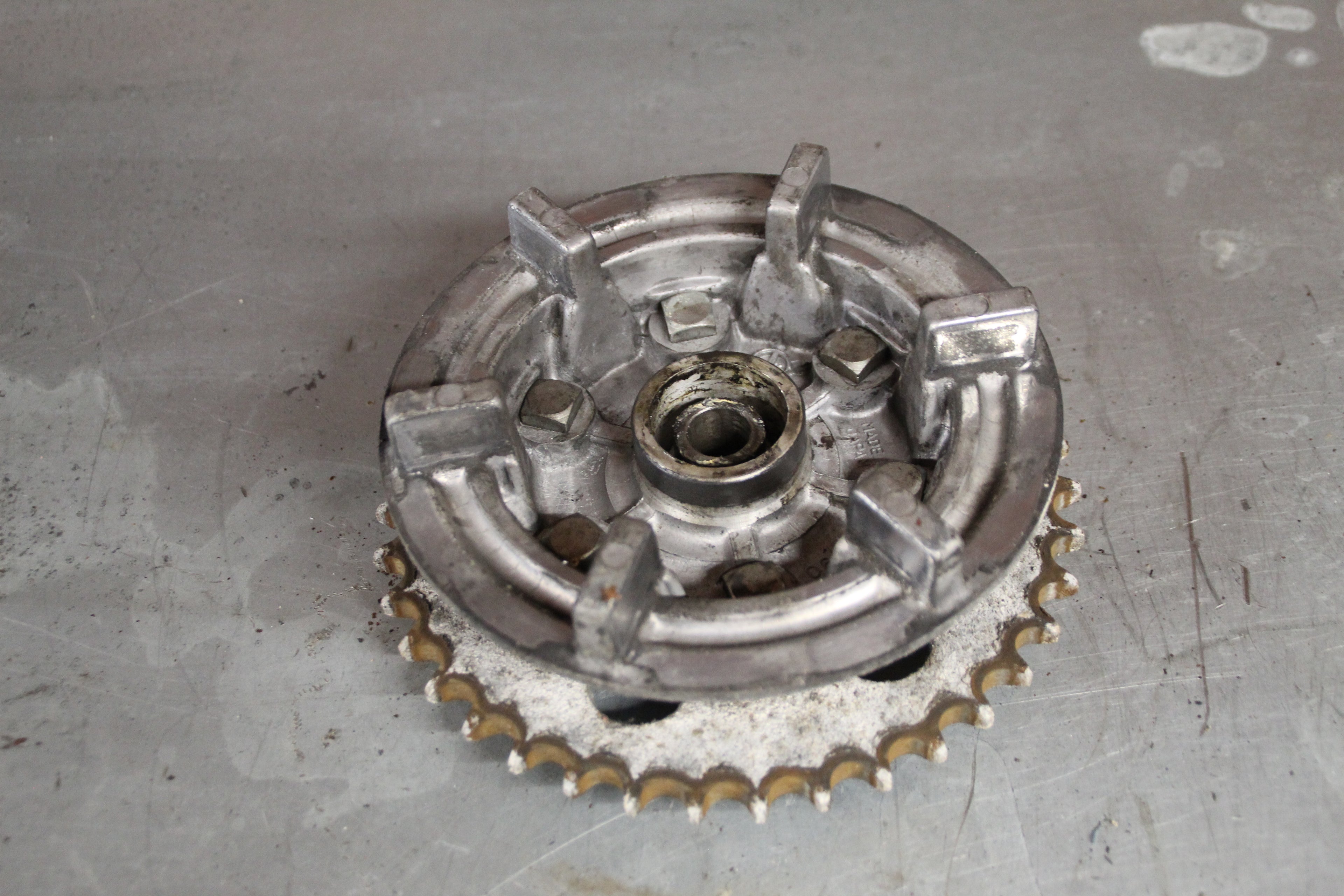 Suzuki GR650X tandwiel drager