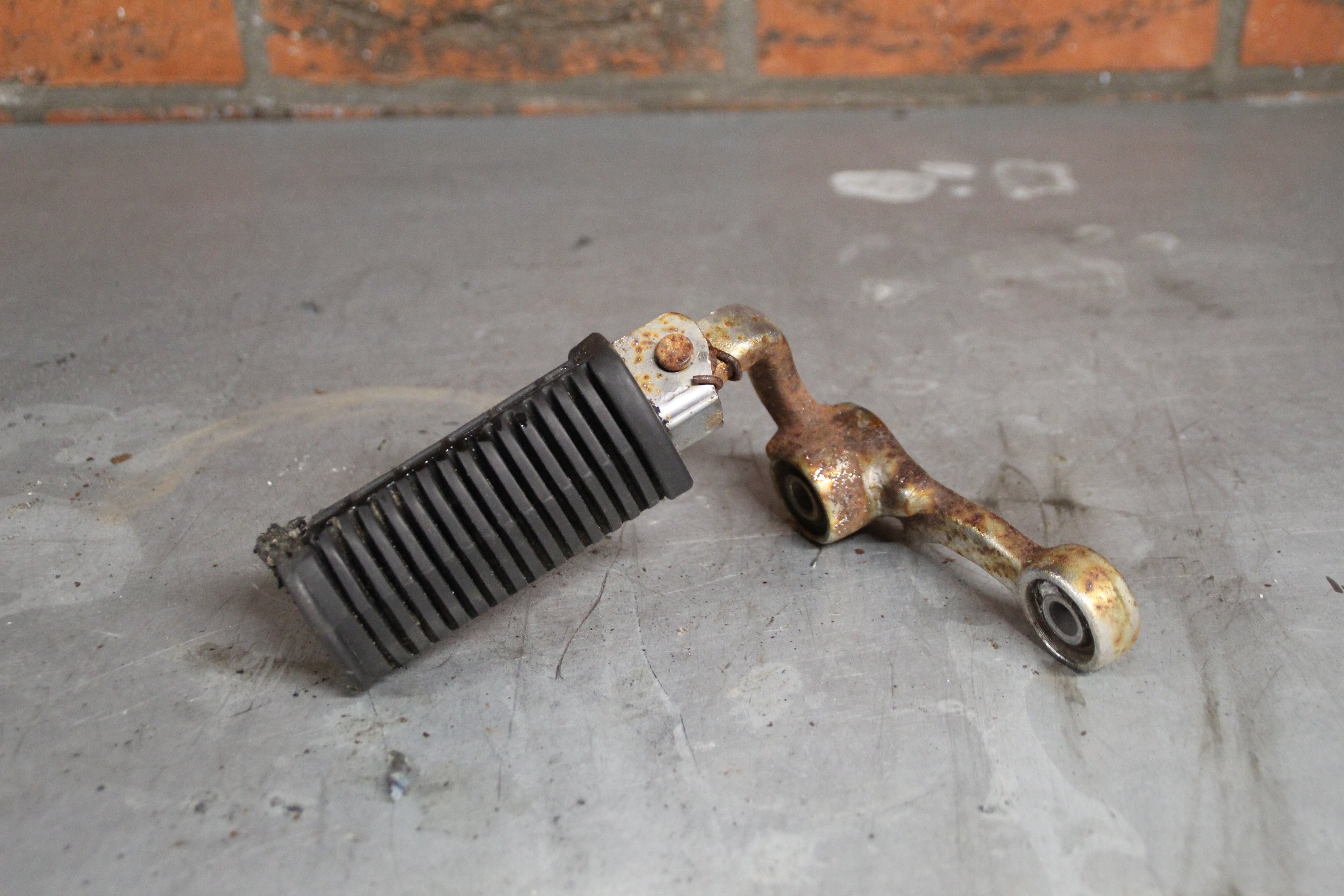 Suzuki GR650X voetsteun links