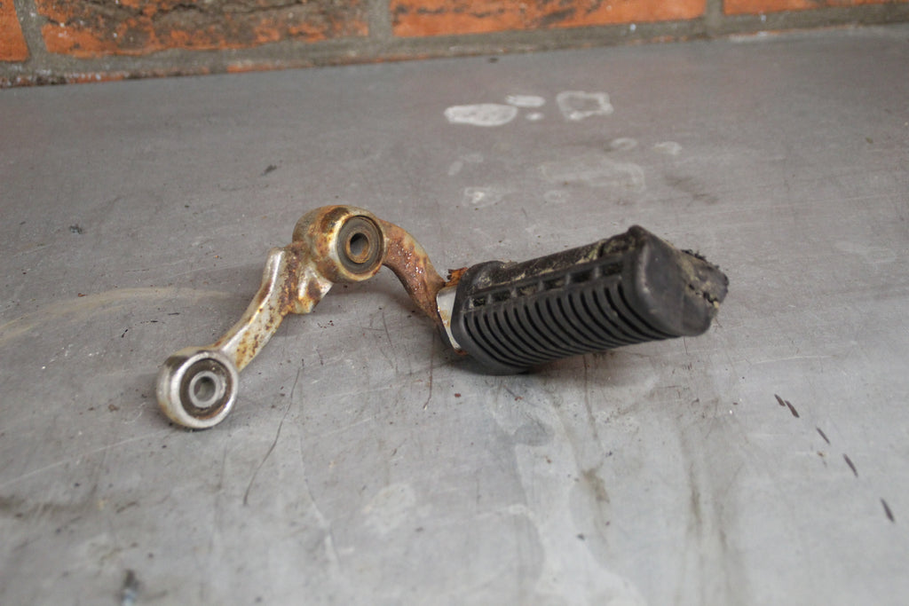 Suzuki GR650X voetsteun links