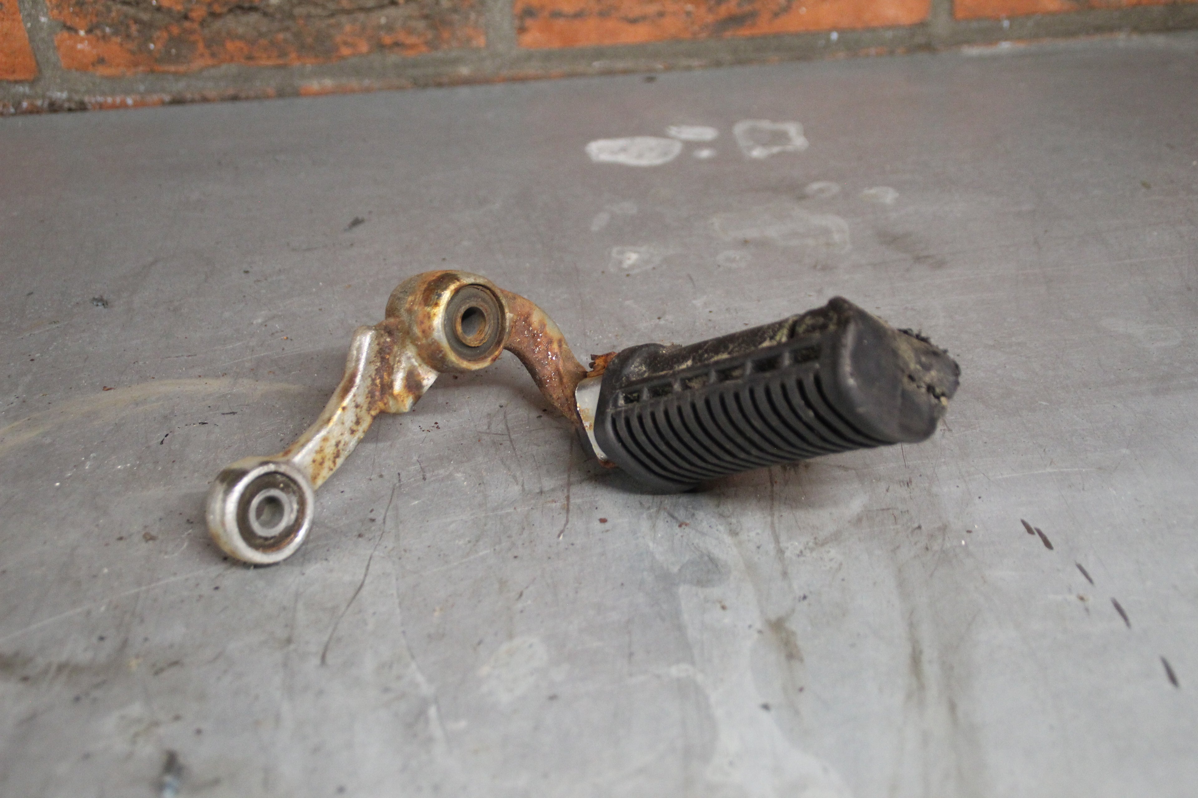 Suzuki GR650X voetsteun links