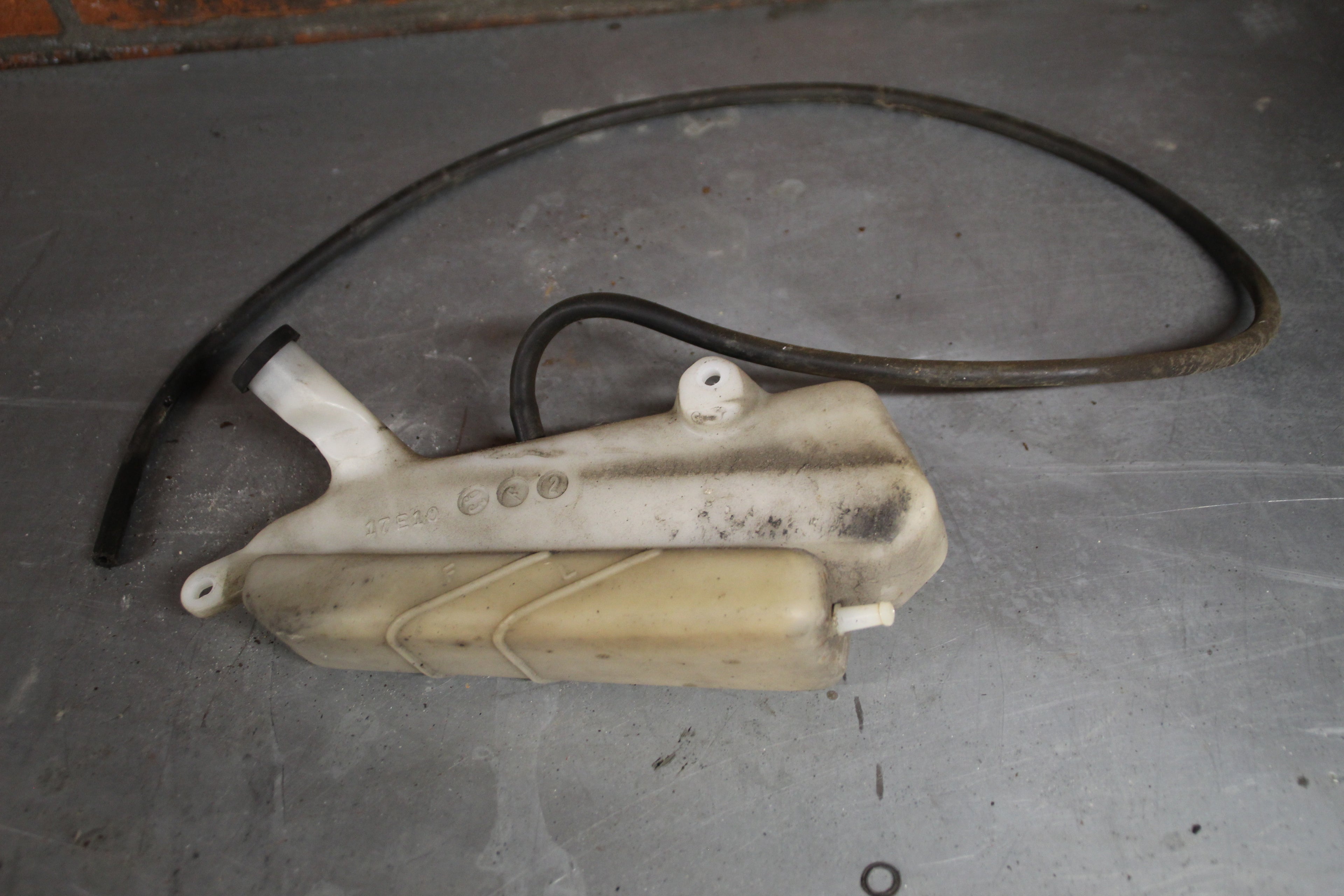 Suzuki GSXR1100W koelvloeistof reservoir