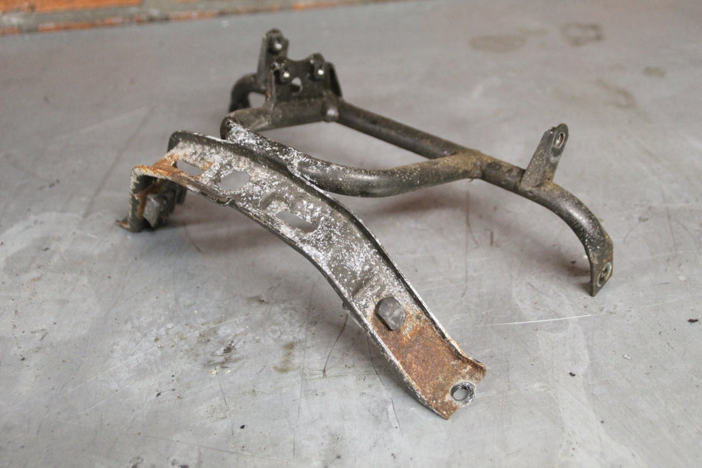 Honda PC800 bevestigingsbeugel brandstof tank