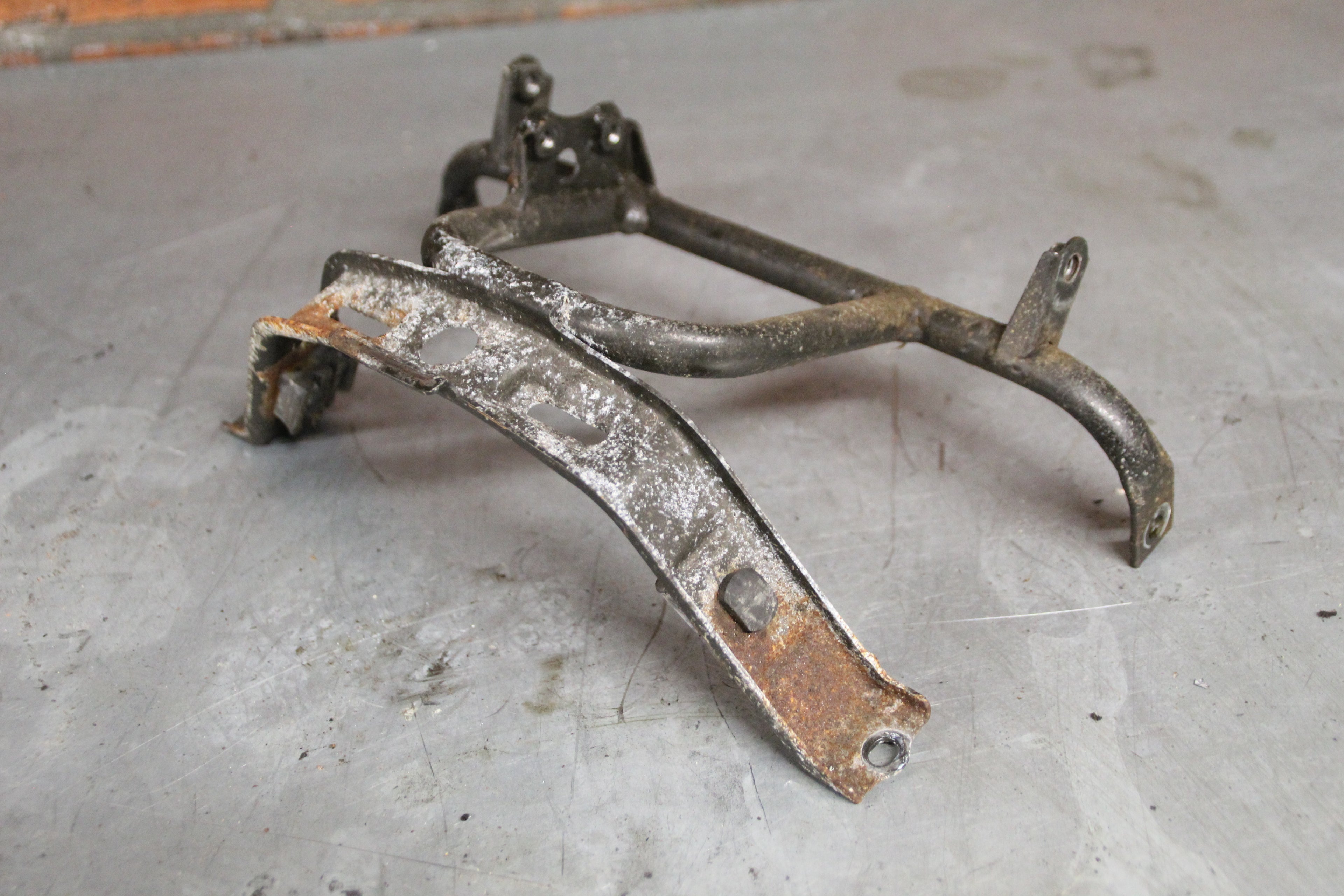 Honda PC800 bevestigingsbeugel brandstof tank