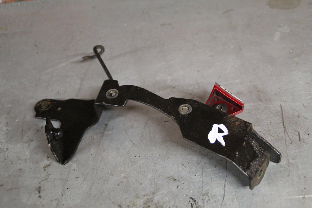 Honda PC800 bevestiging voorspatbord rechts