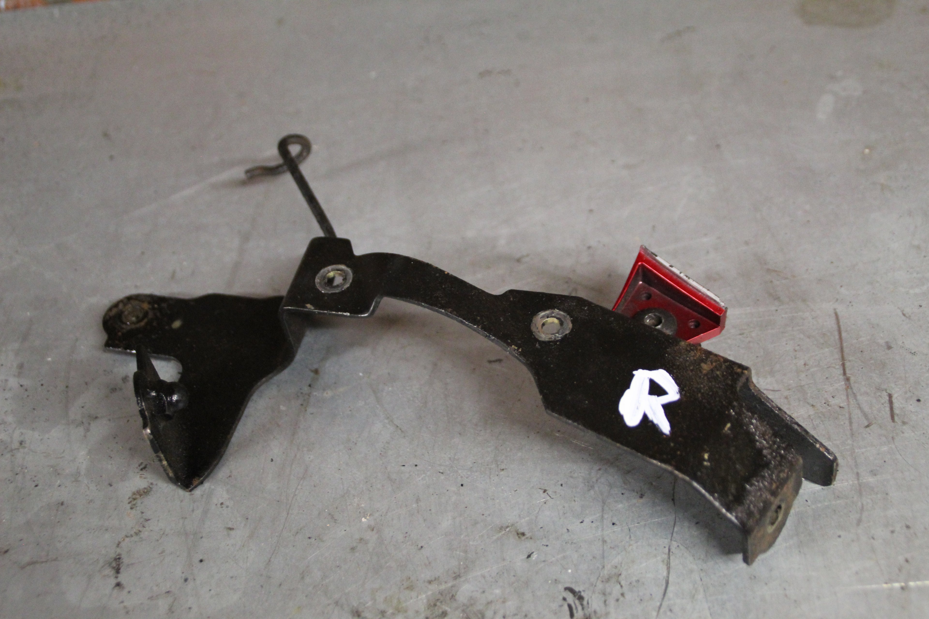 Honda PC800 bevestiging voorspatbord rechts