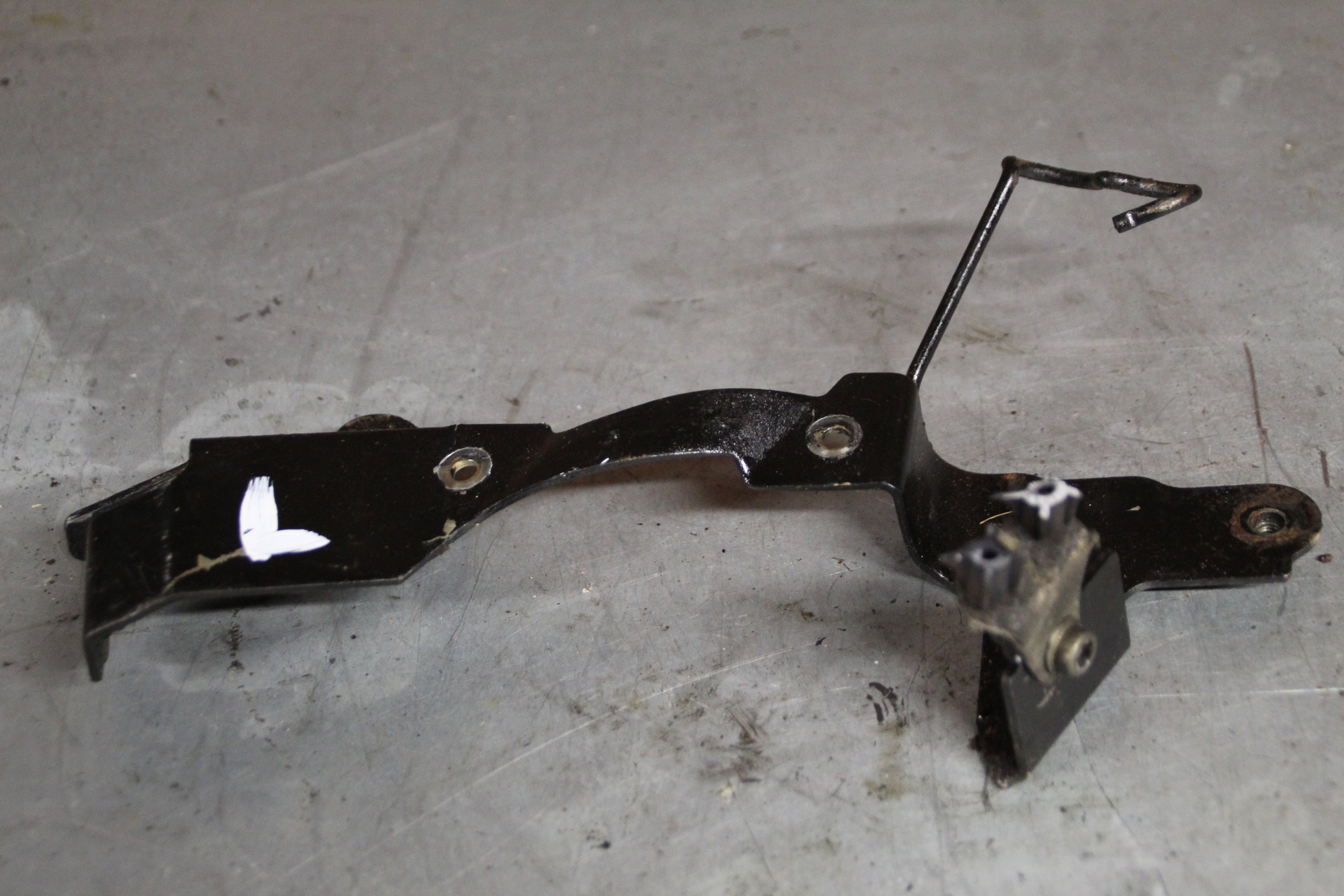 Honda PC800 bevestiging voorspatbord links