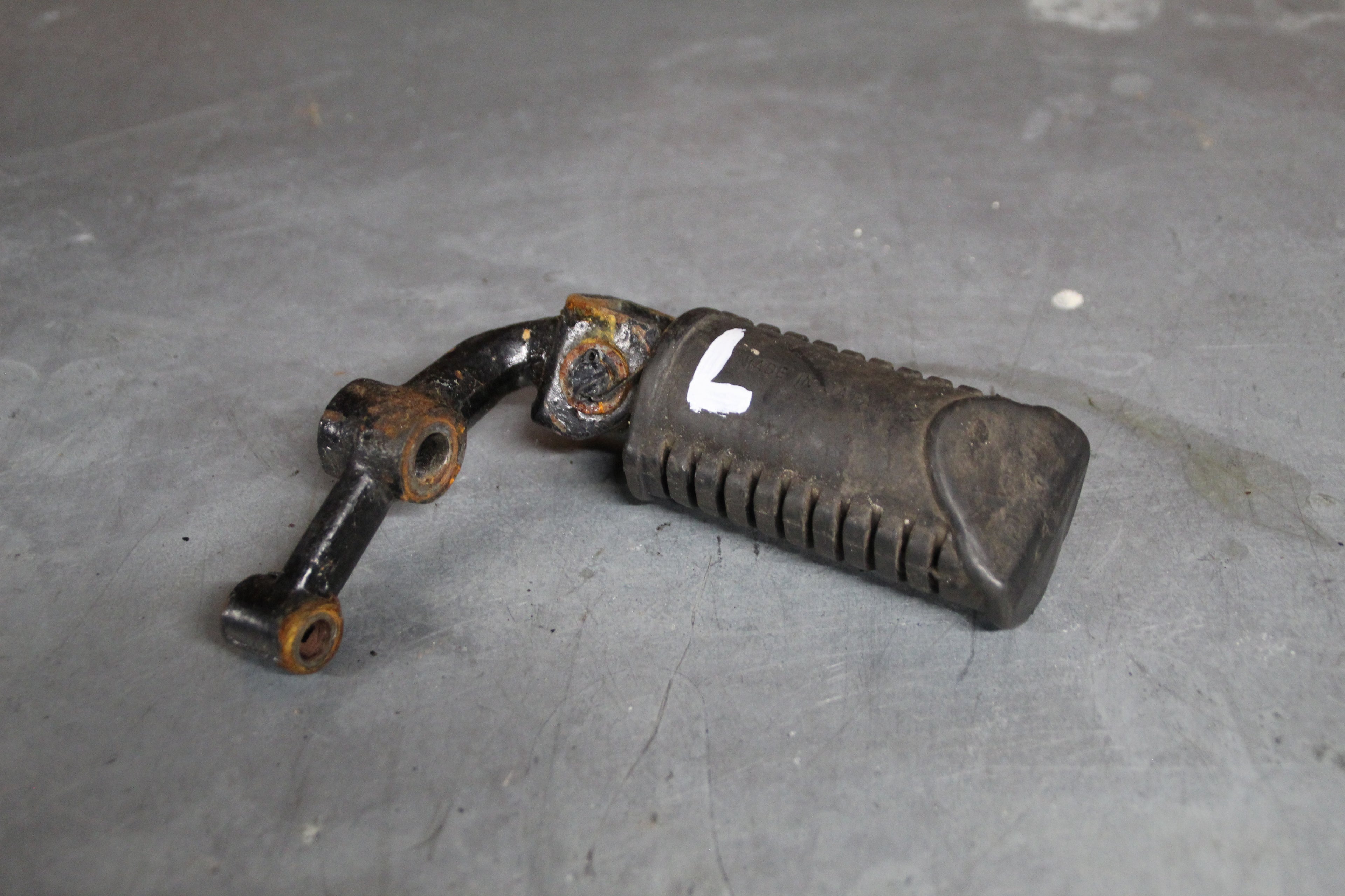 Suzuki GS450L voetsteun links