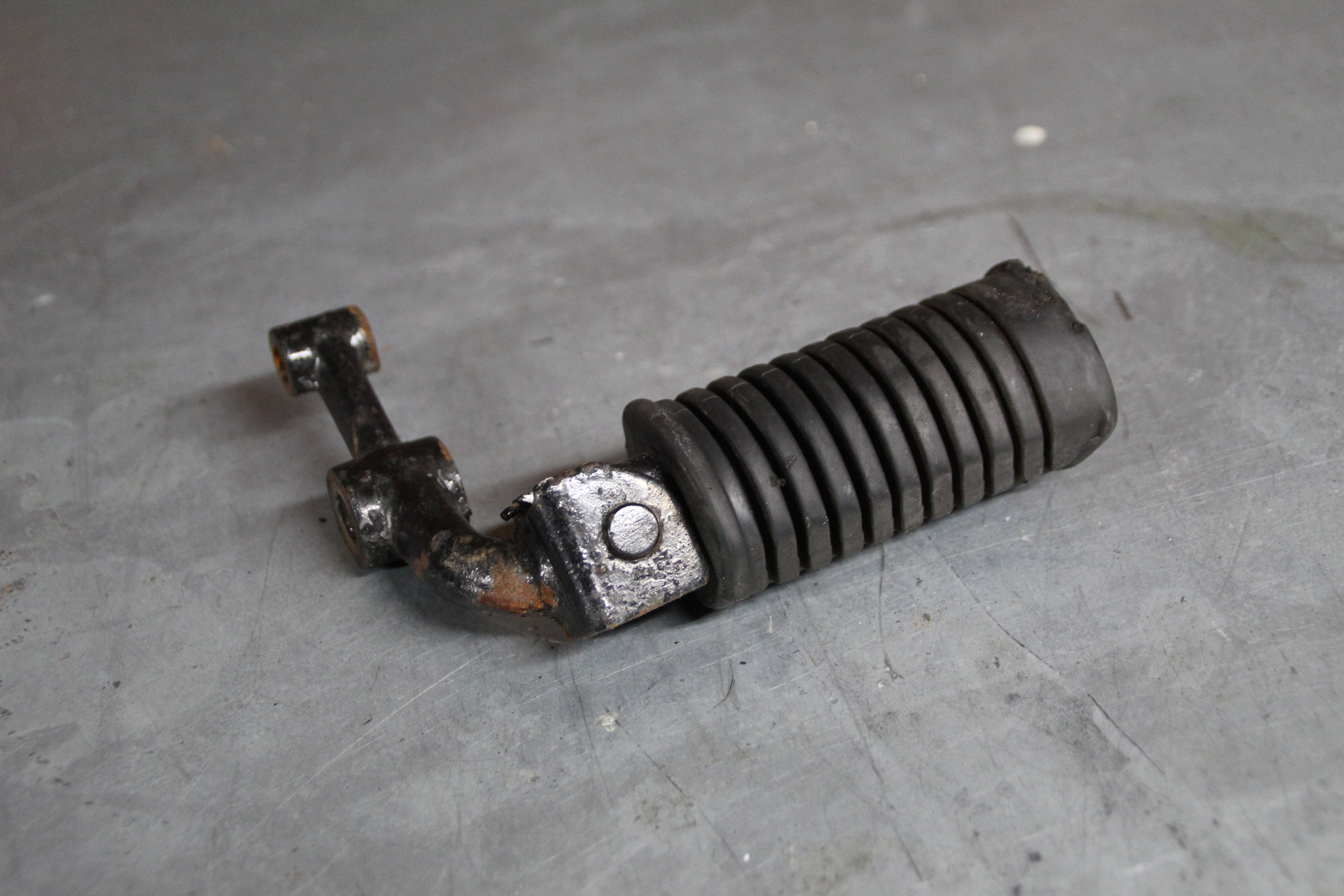 Suzuki GS450L voetsteun links