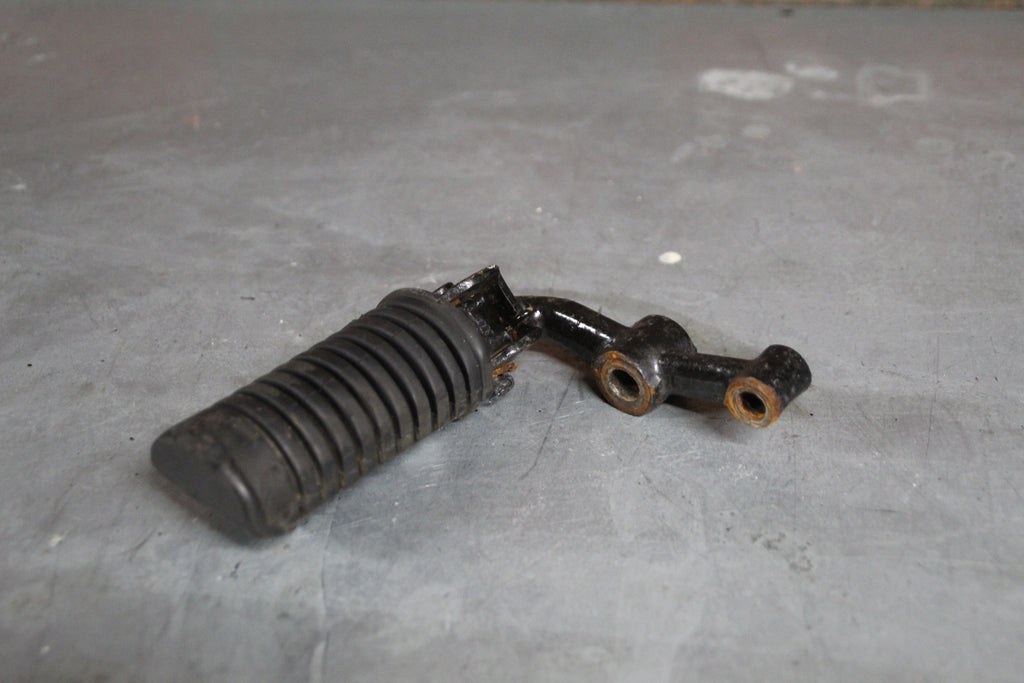Suzuki GS450L voetsteun links