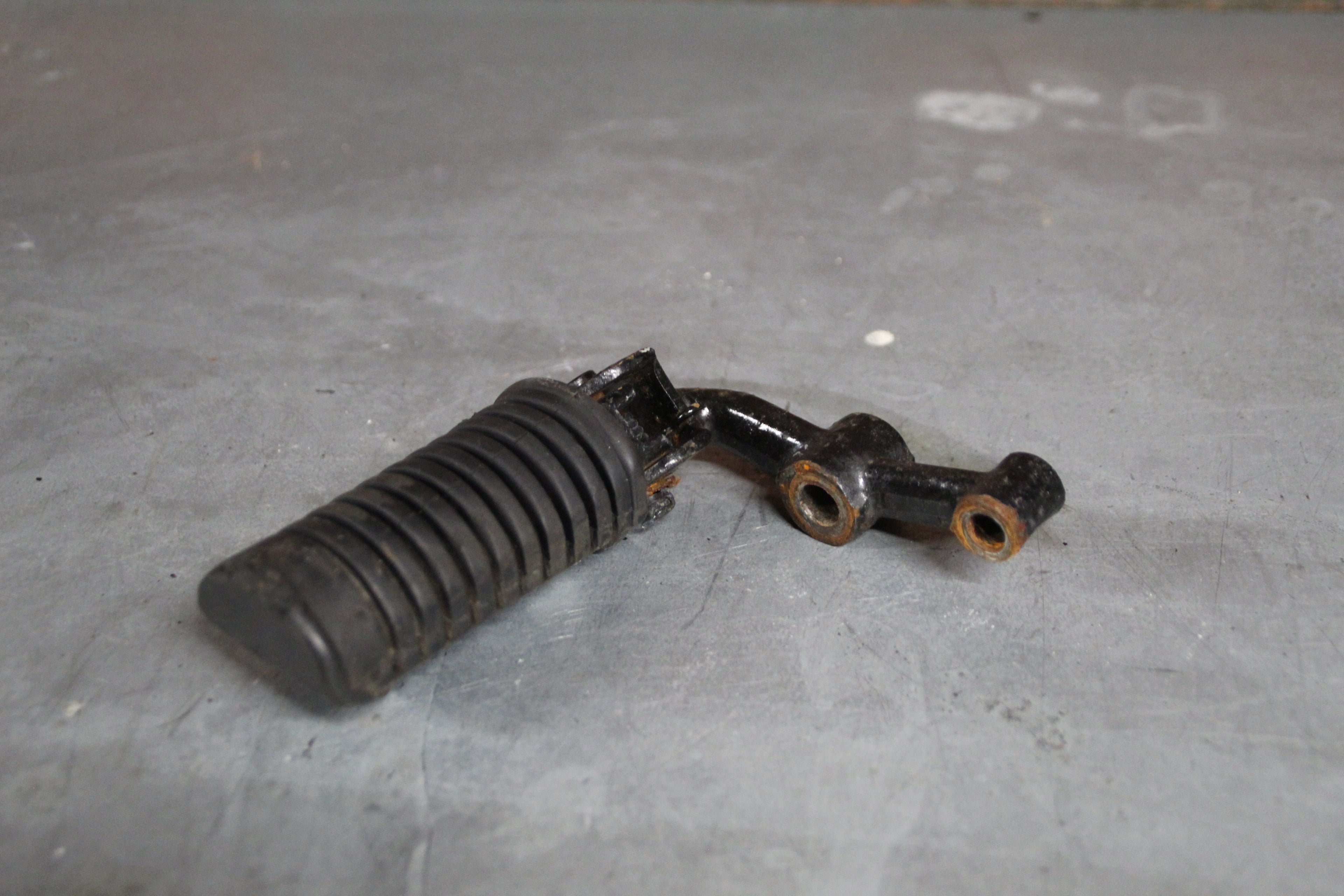 Suzuki GS450L voetsteun links