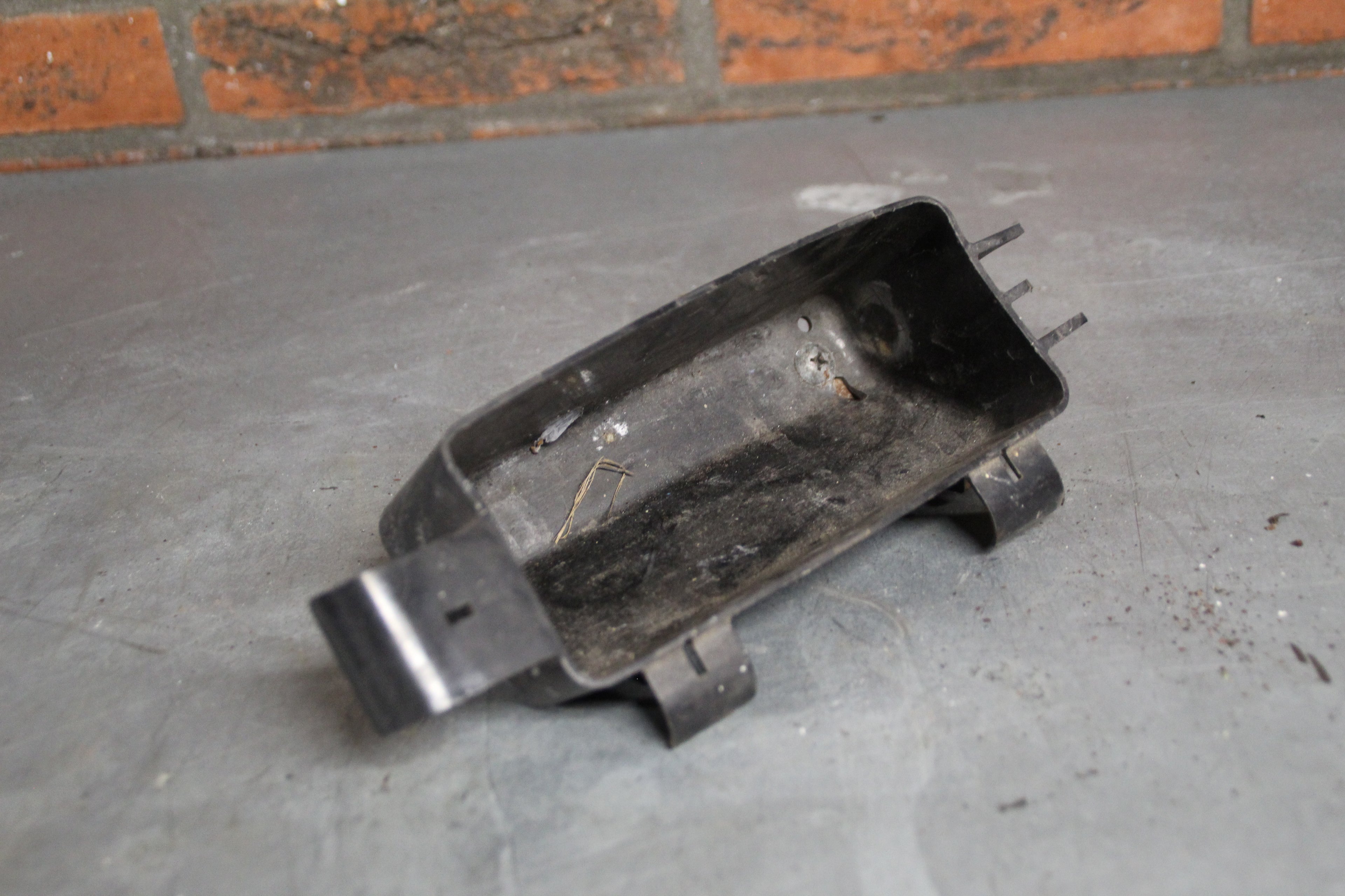Suzuki GR650X gereedschap bakje