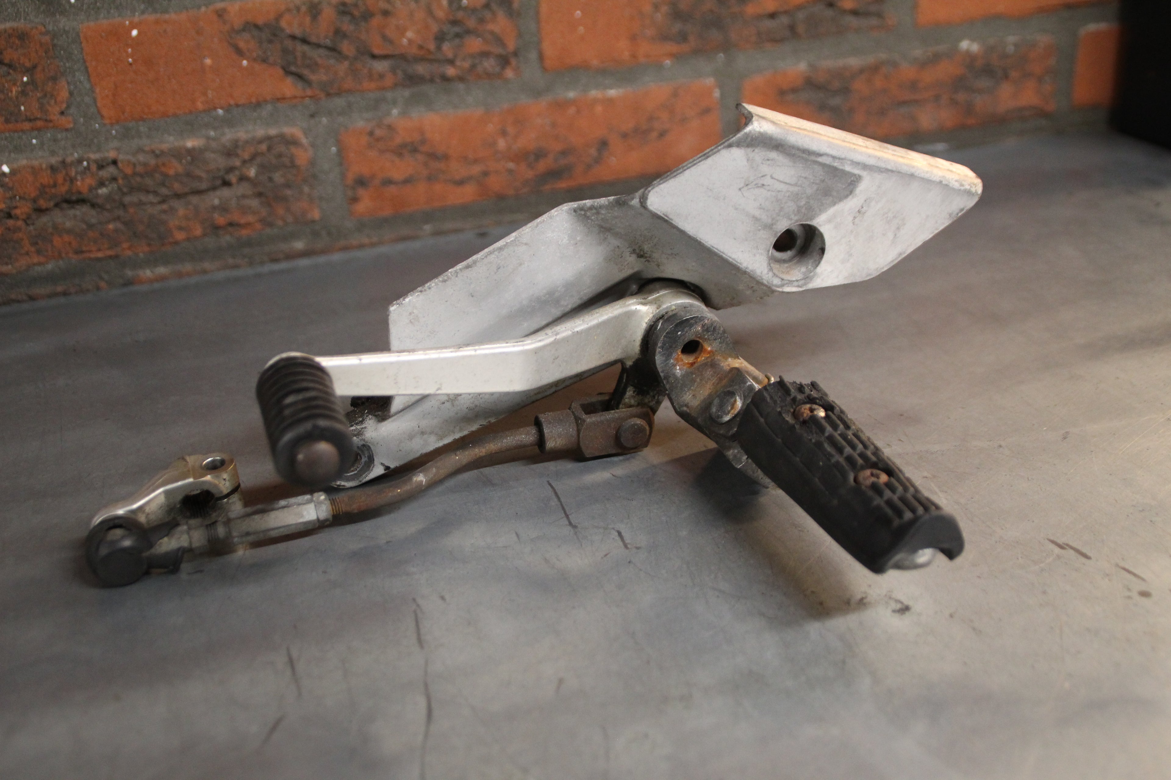 Triumph Trident schetsplaat links